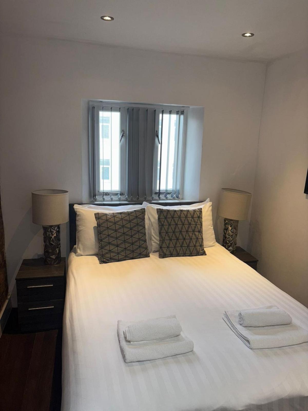 CASTLE STREET - City Centre 2 bedroomed Apt sleeps 8