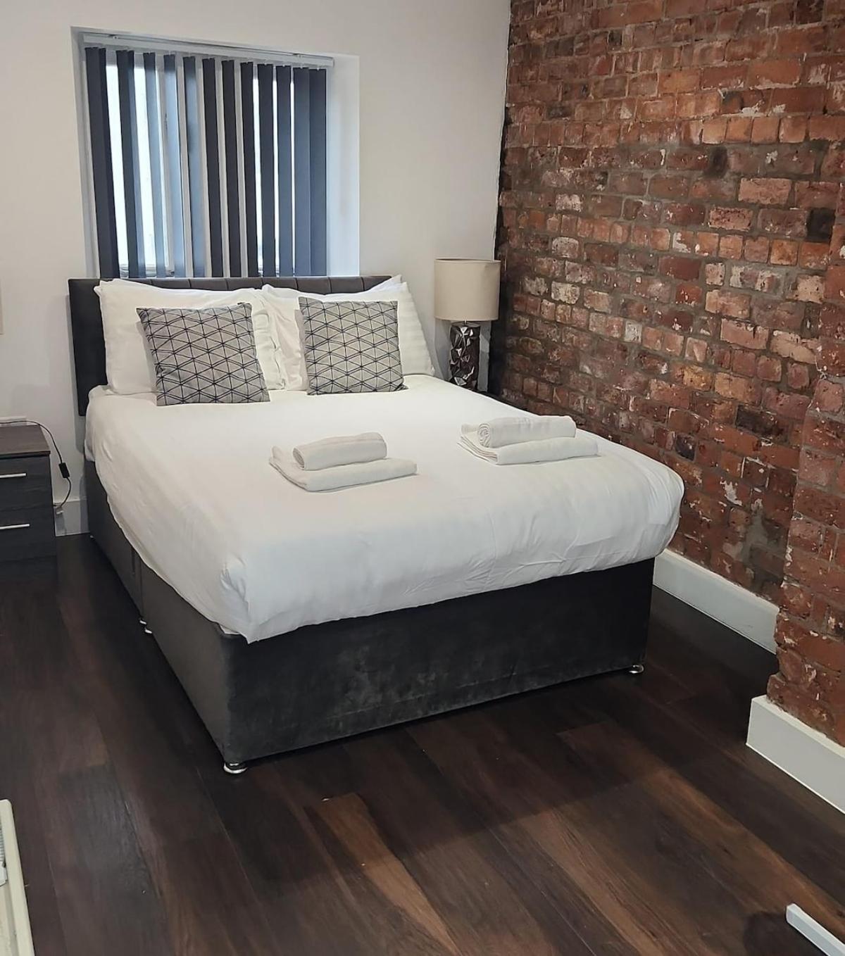 CASTLE STREET - City Centre 2 bedroomed Apt sleeps 8
