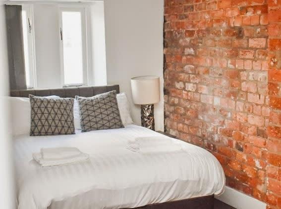CASTLE STREET - City Centre 2 bedroomed Apt sleeps 8