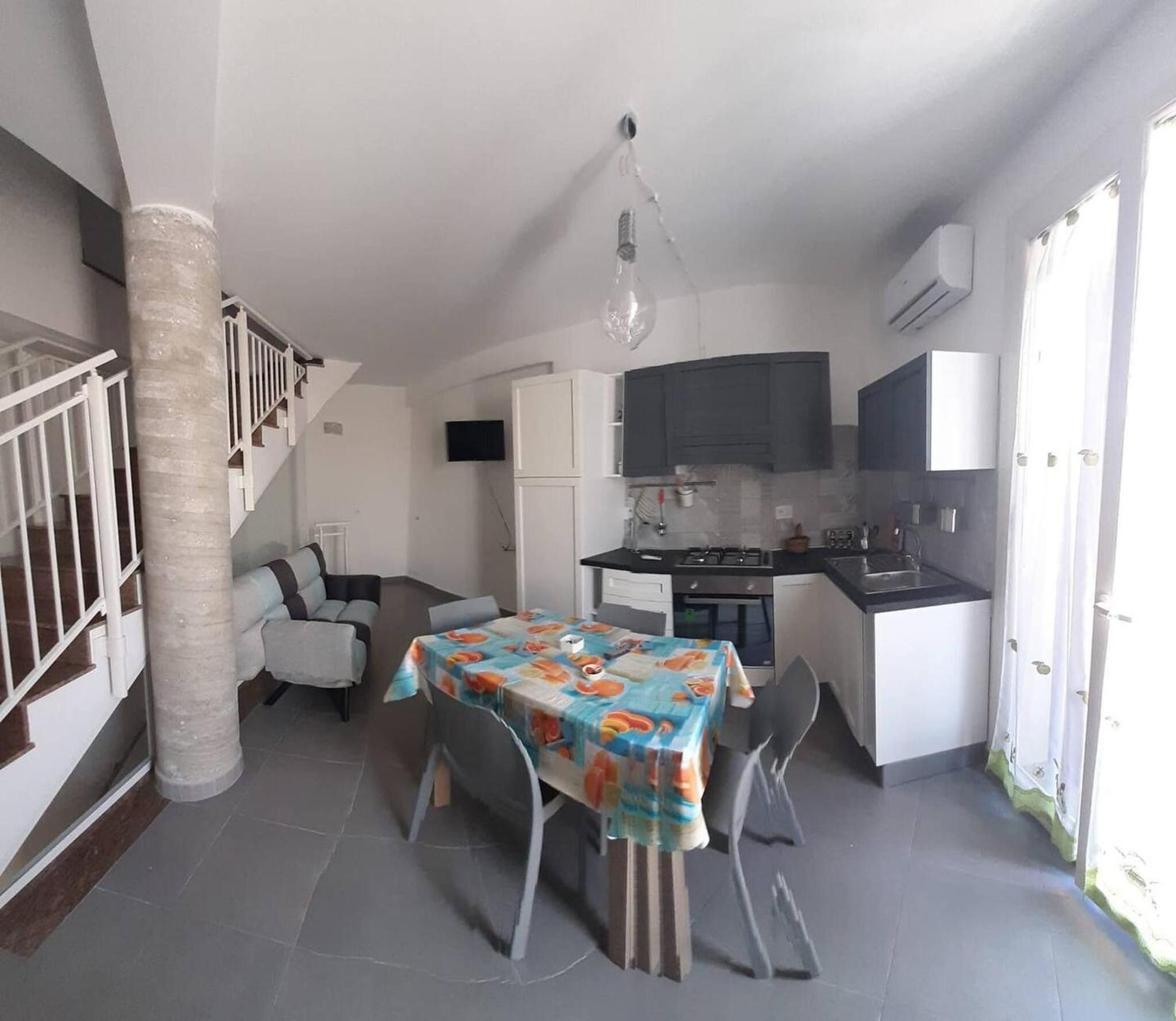Two-story house in the city -climatized - wifi