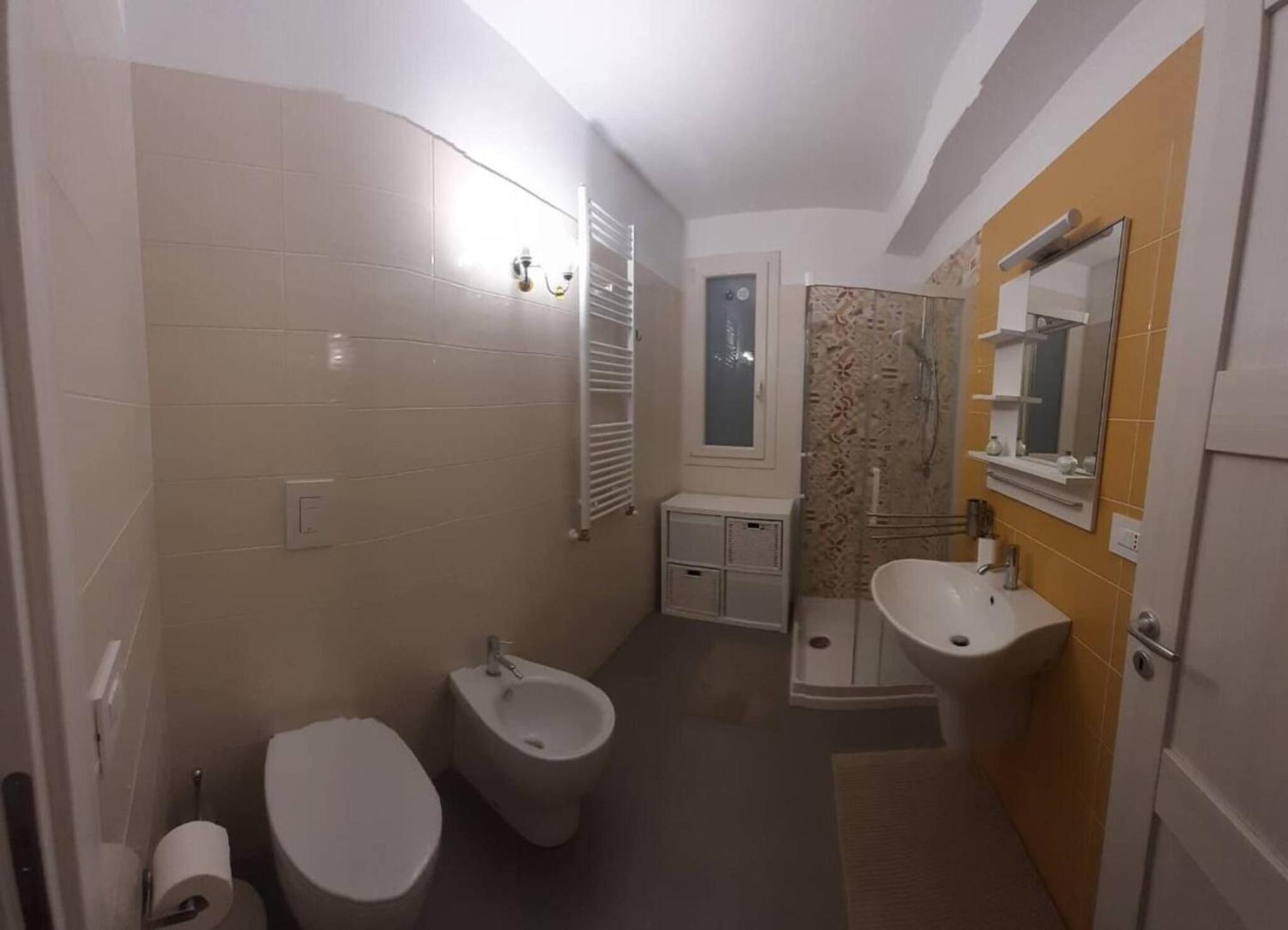 Two-story house in the city -climatized - wifi