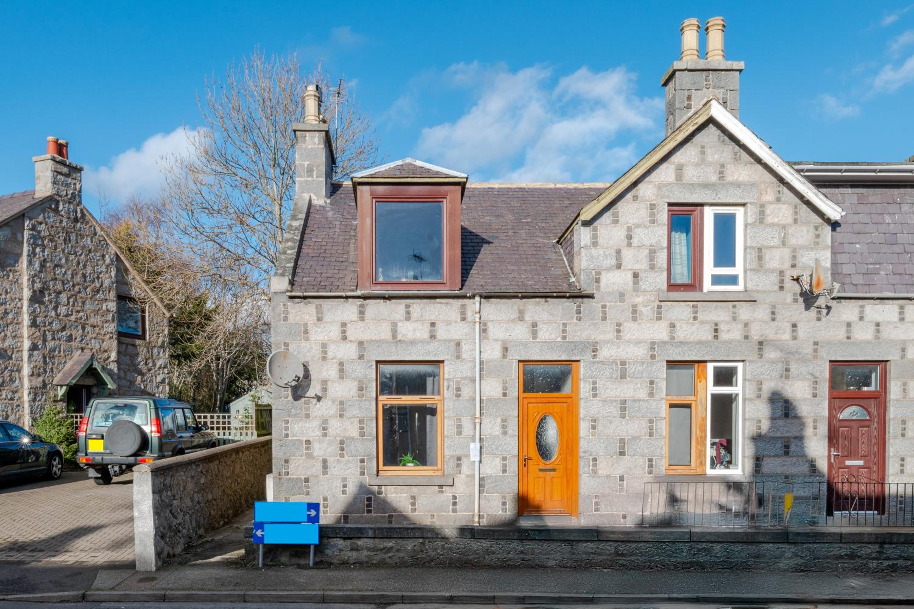 2 Bedroom Flat - Free Parking - by Holiday Homes
