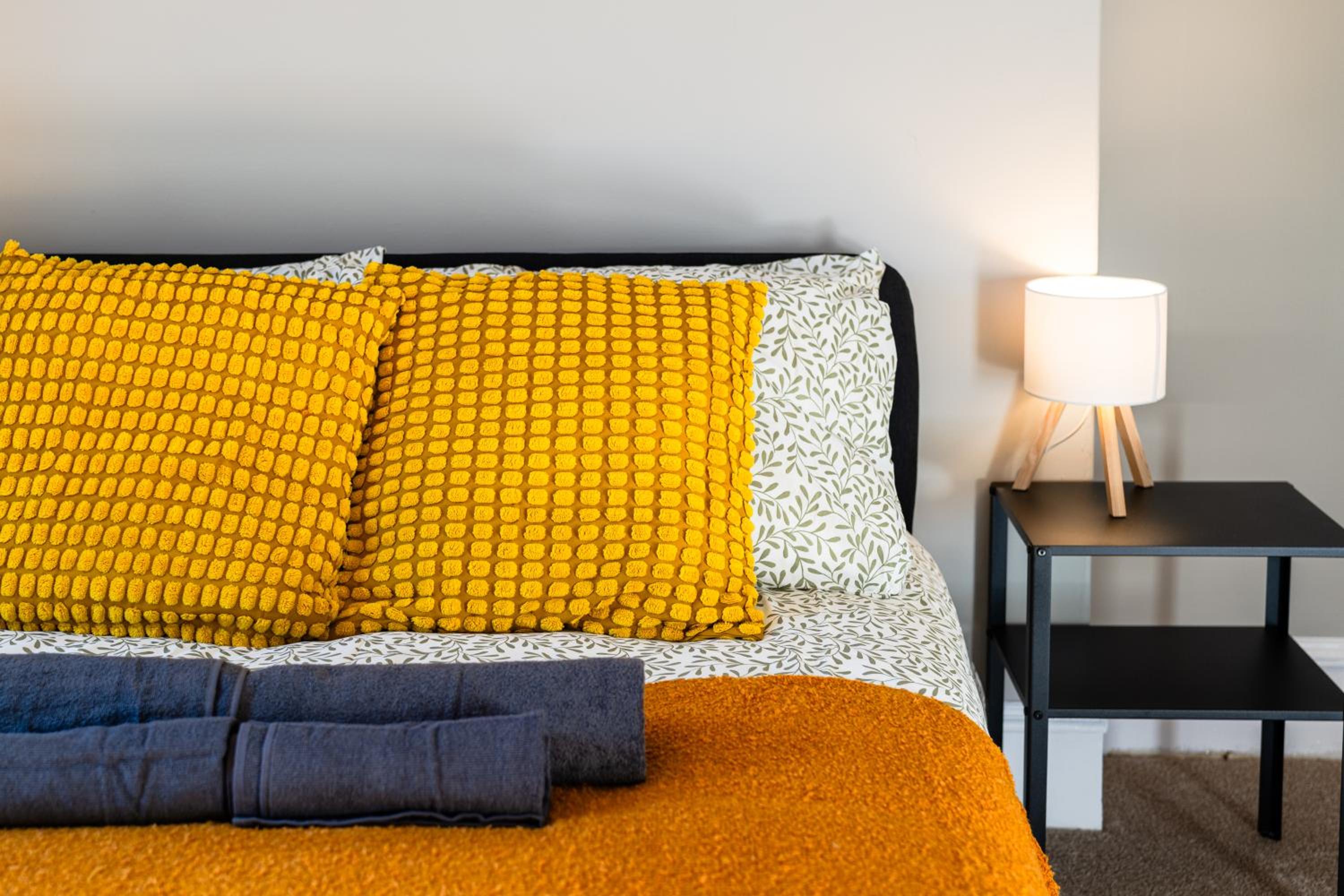 2 Bedroom Flat - Free Parking - by Holiday Homes