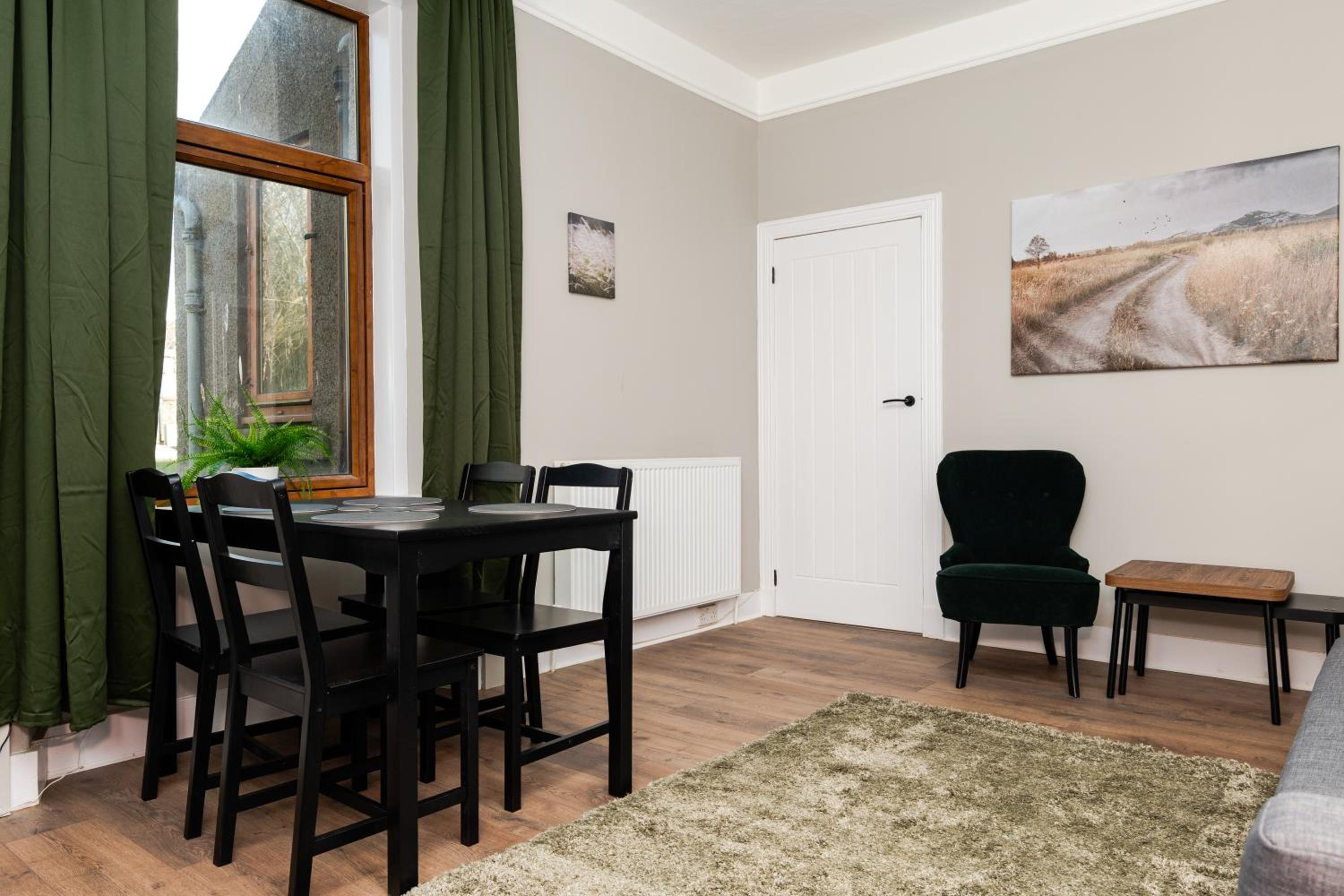 2 Bedroom Flat - Free Parking - by Holiday Homes