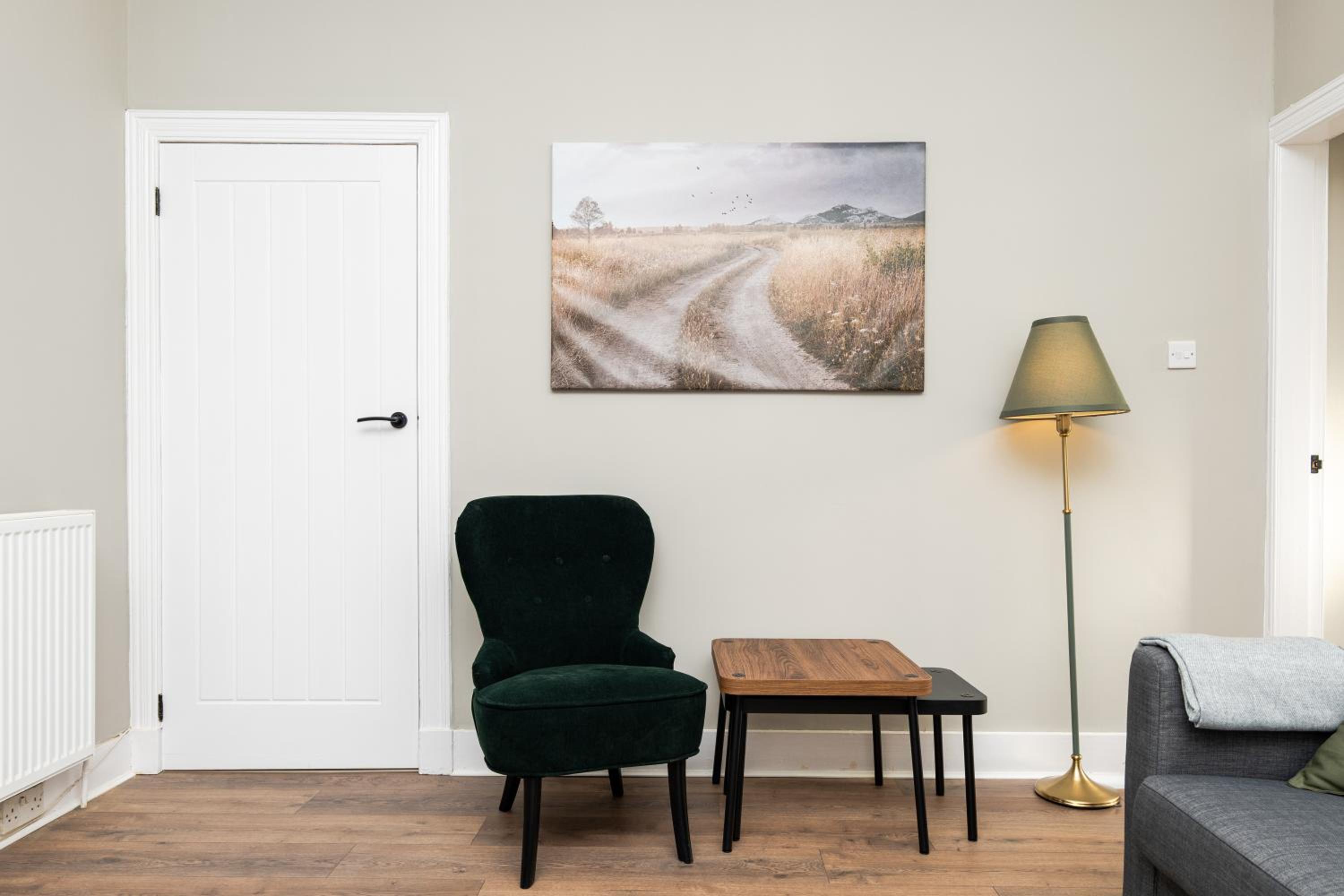 2 Bedroom Flat - Free Parking - by Holiday Homes