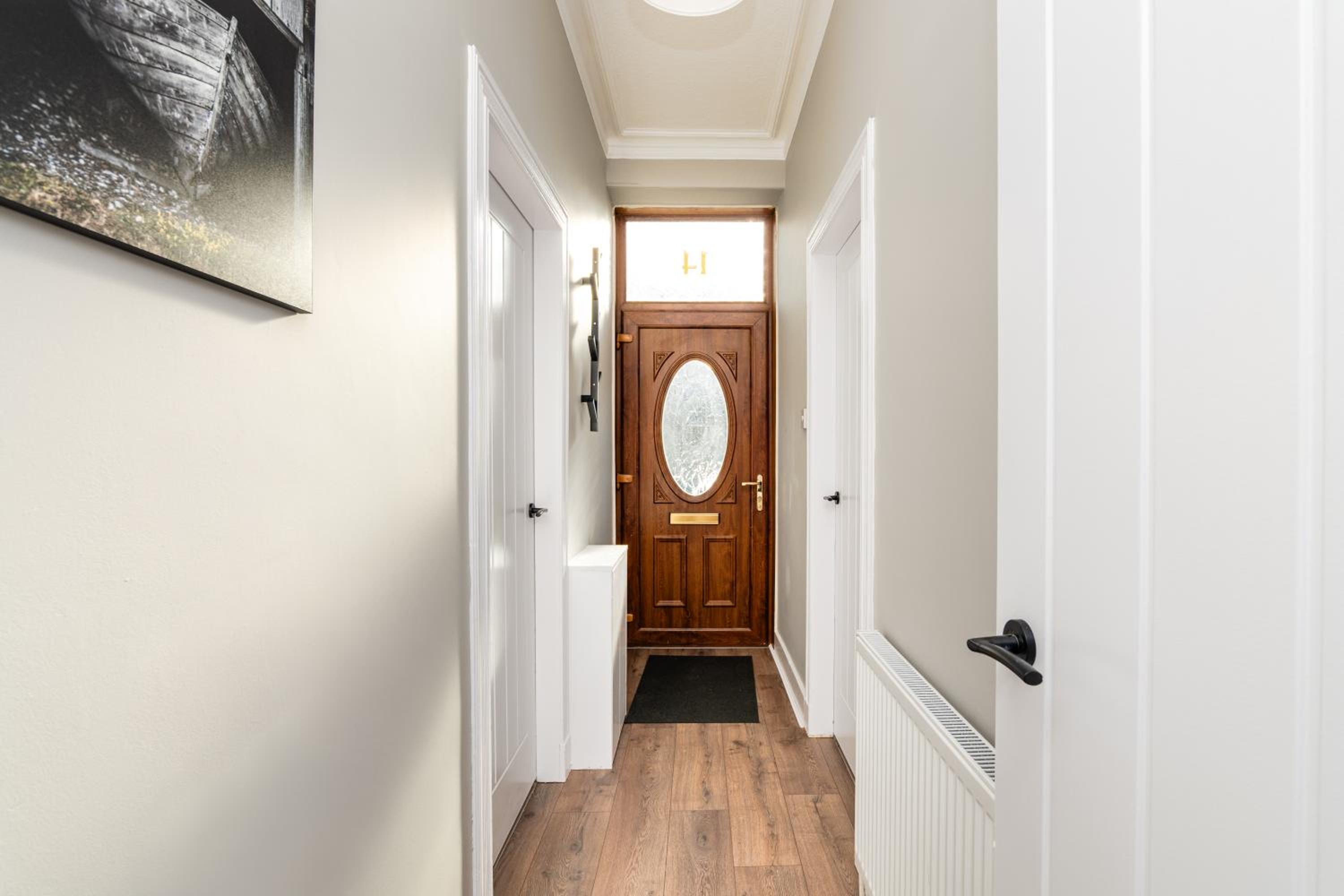 2 Bedroom Flat - Free Parking - by Holiday Homes