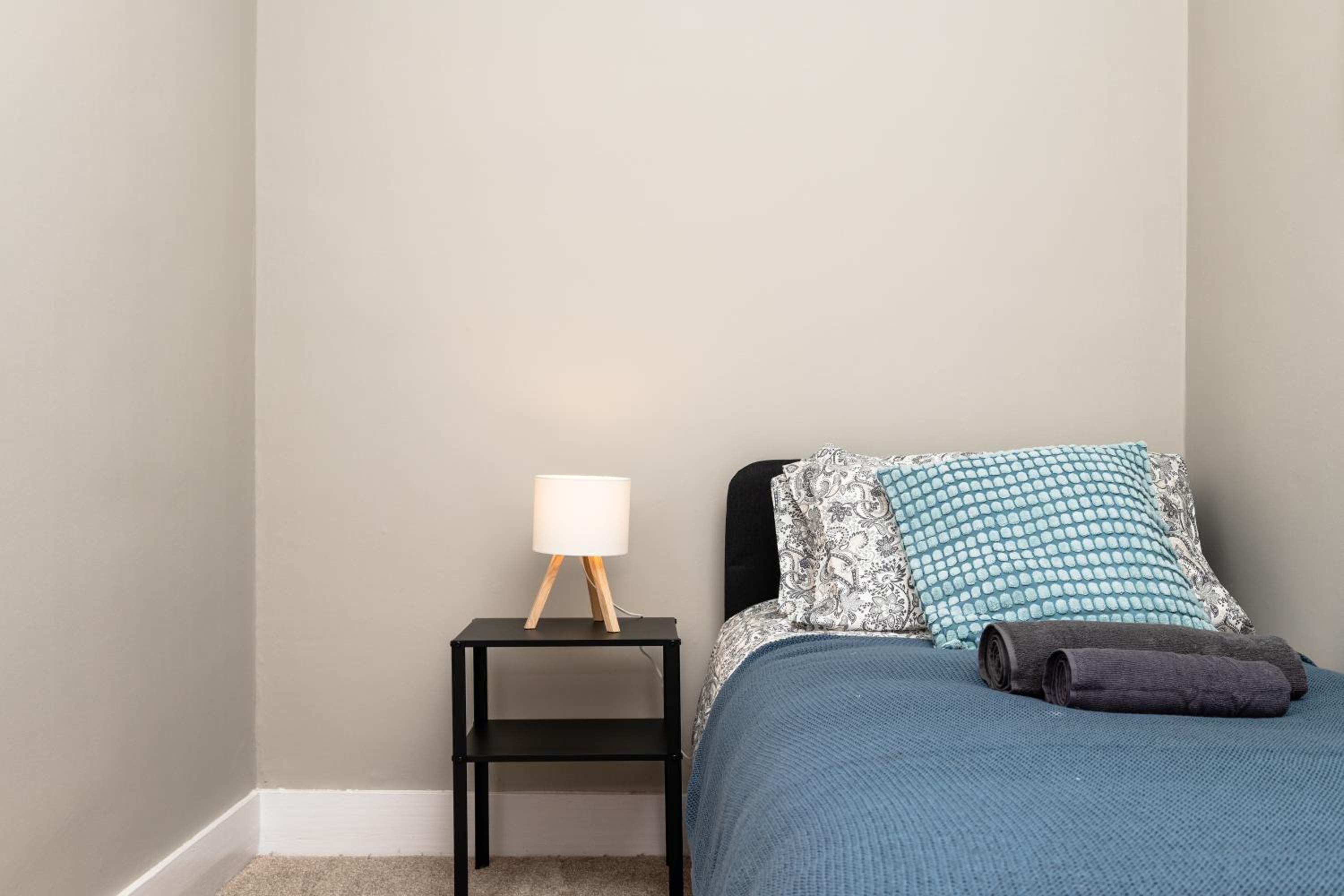 2 Bedroom Flat - Free Parking - by Holiday Homes