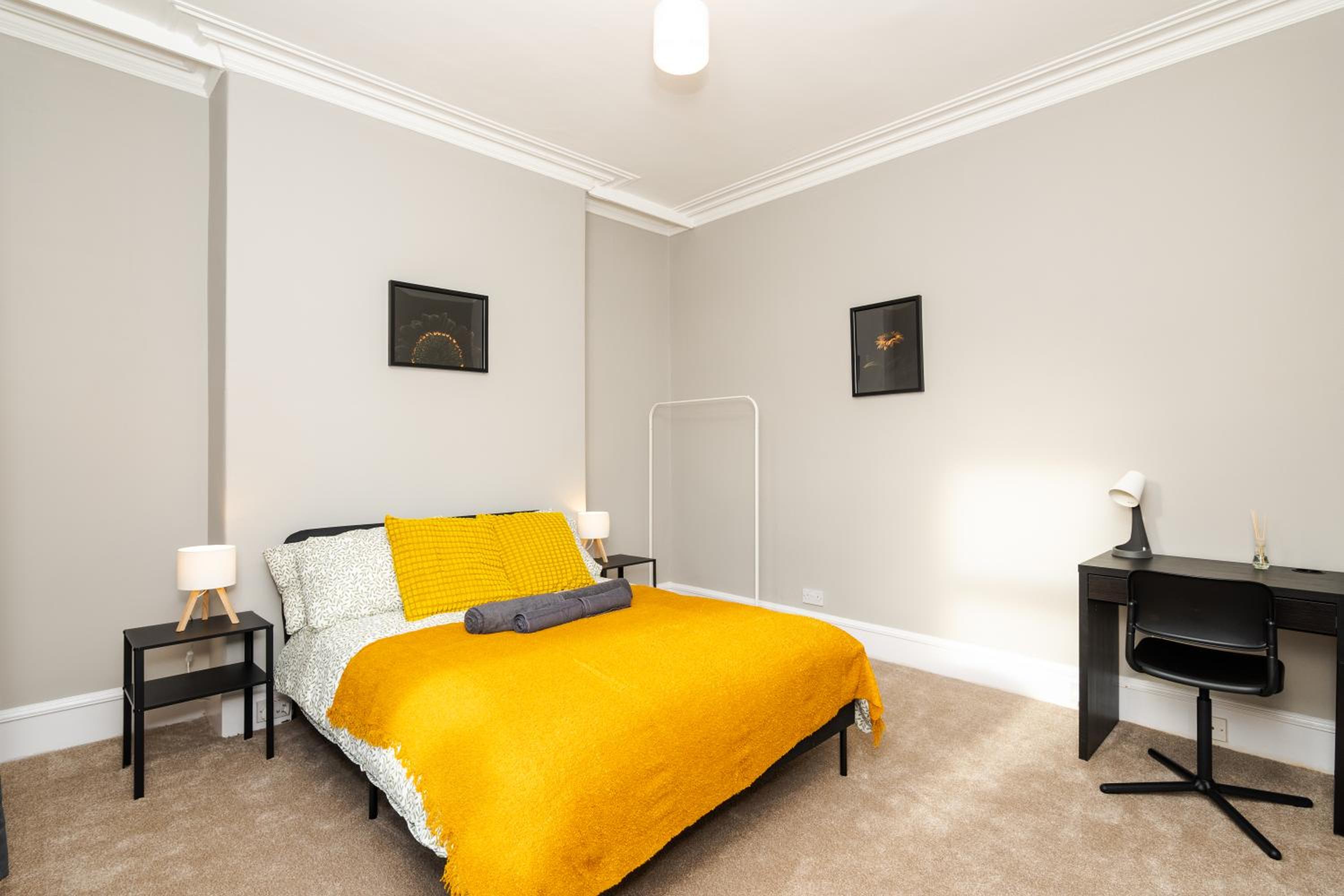 2 Bedroom Flat - Free Parking - by Holiday Homes