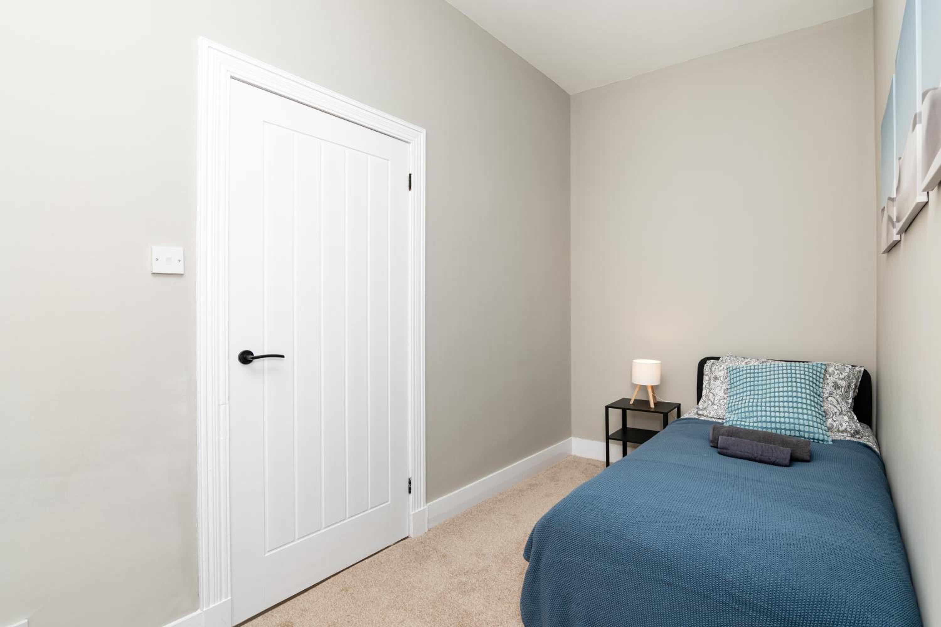 2 Bedroom Flat - Free Parking - by Holiday Homes