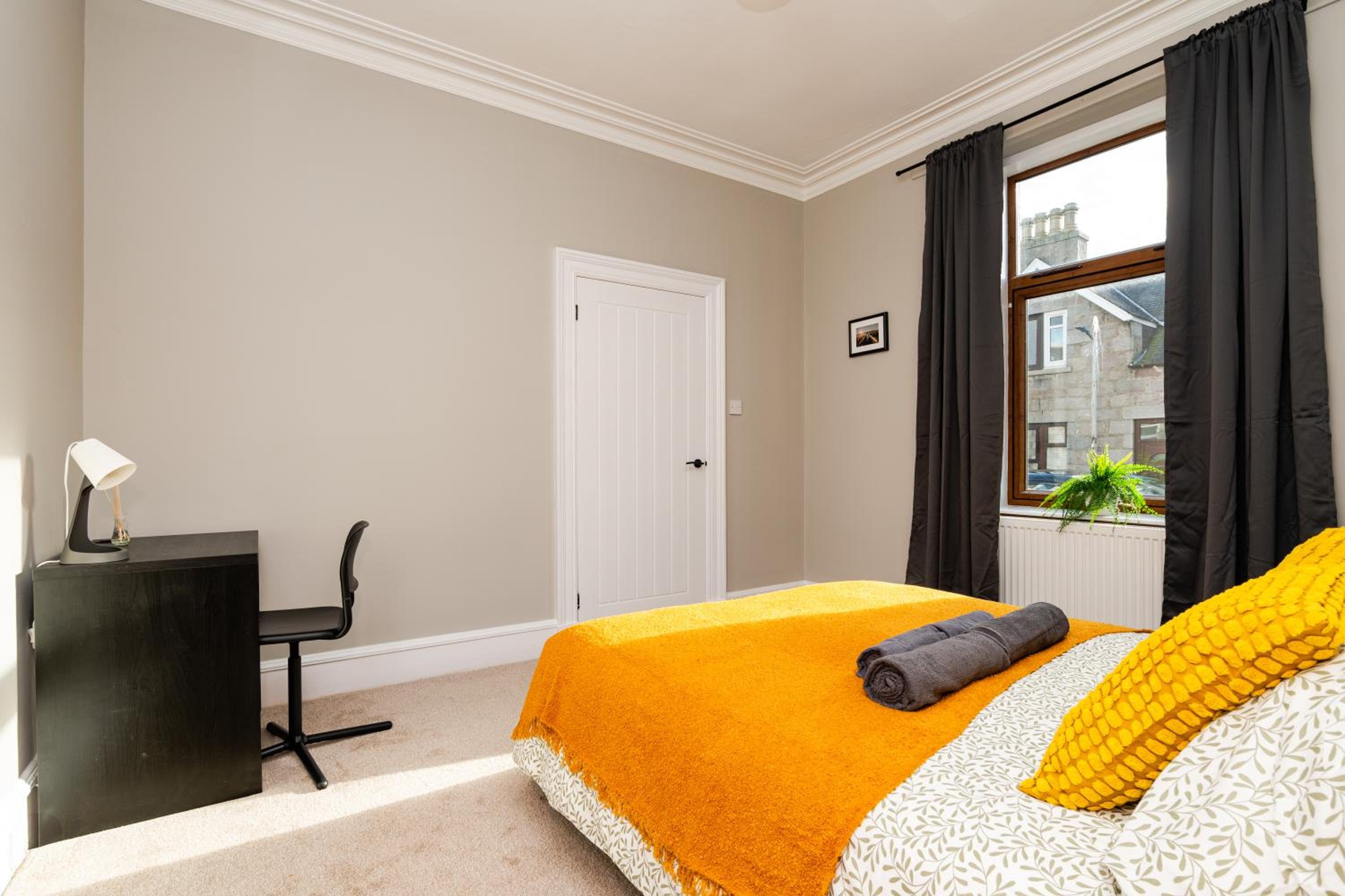 2 Bedroom Flat - Free Parking - by Holiday Homes
