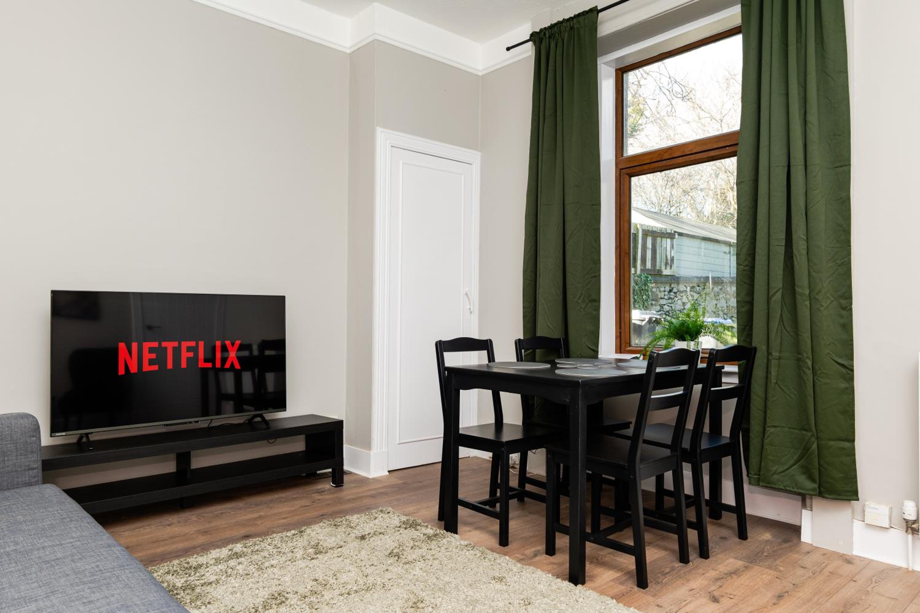 2 Bedroom Flat - Free Parking - by Holiday Homes