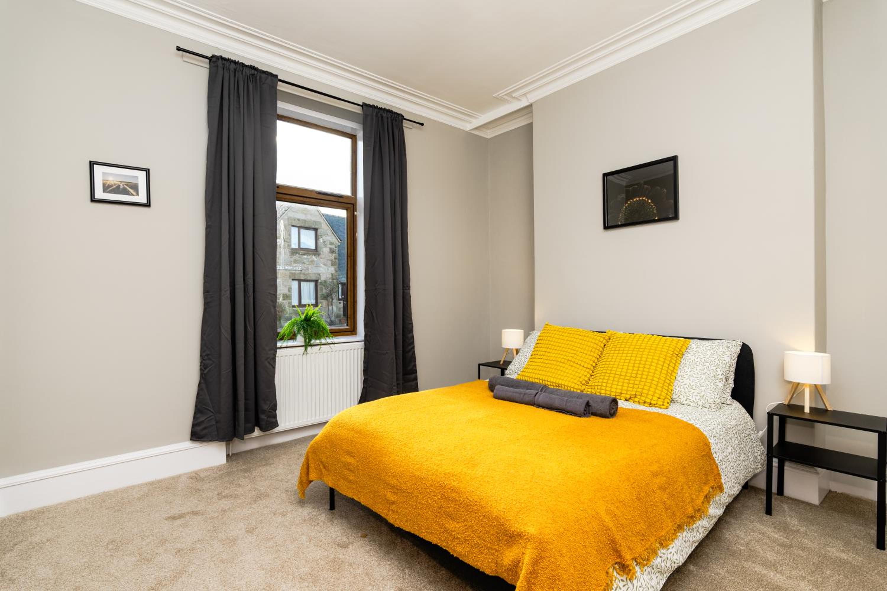 2 Bedroom Flat - Free Parking - by Holiday Homes