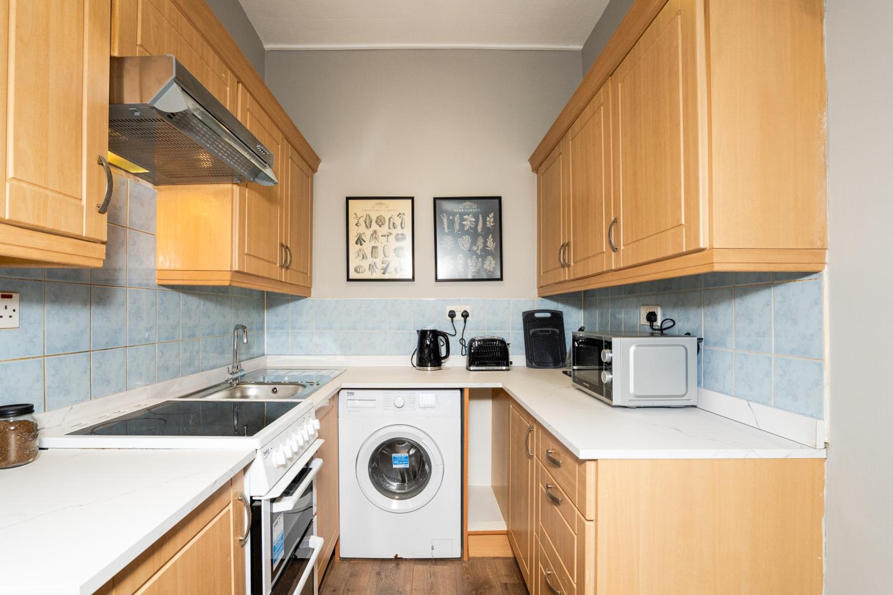 2 Bedroom Flat - Free Parking - by Holiday Homes