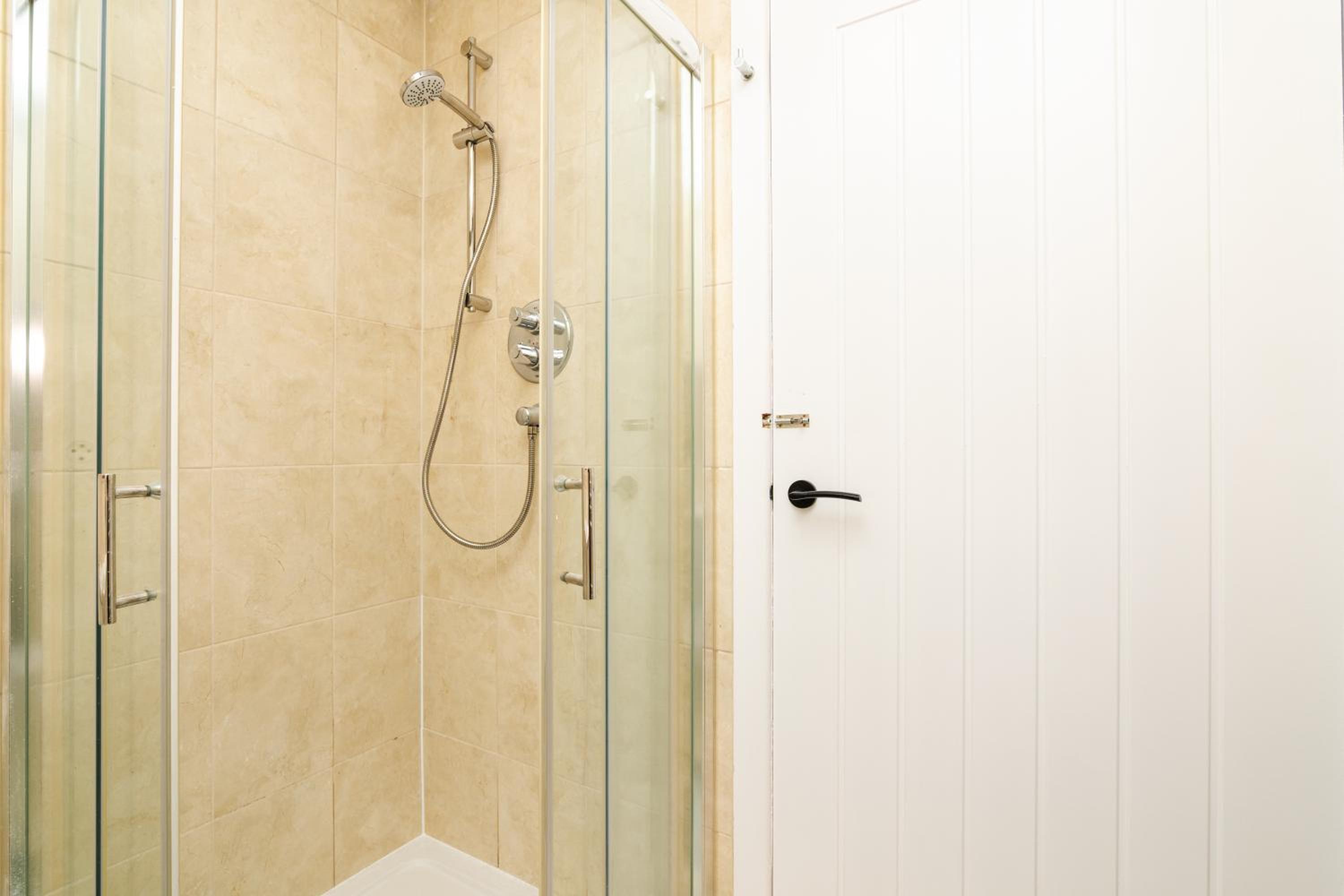 2 Bedroom Flat - Free Parking - by Holiday Homes