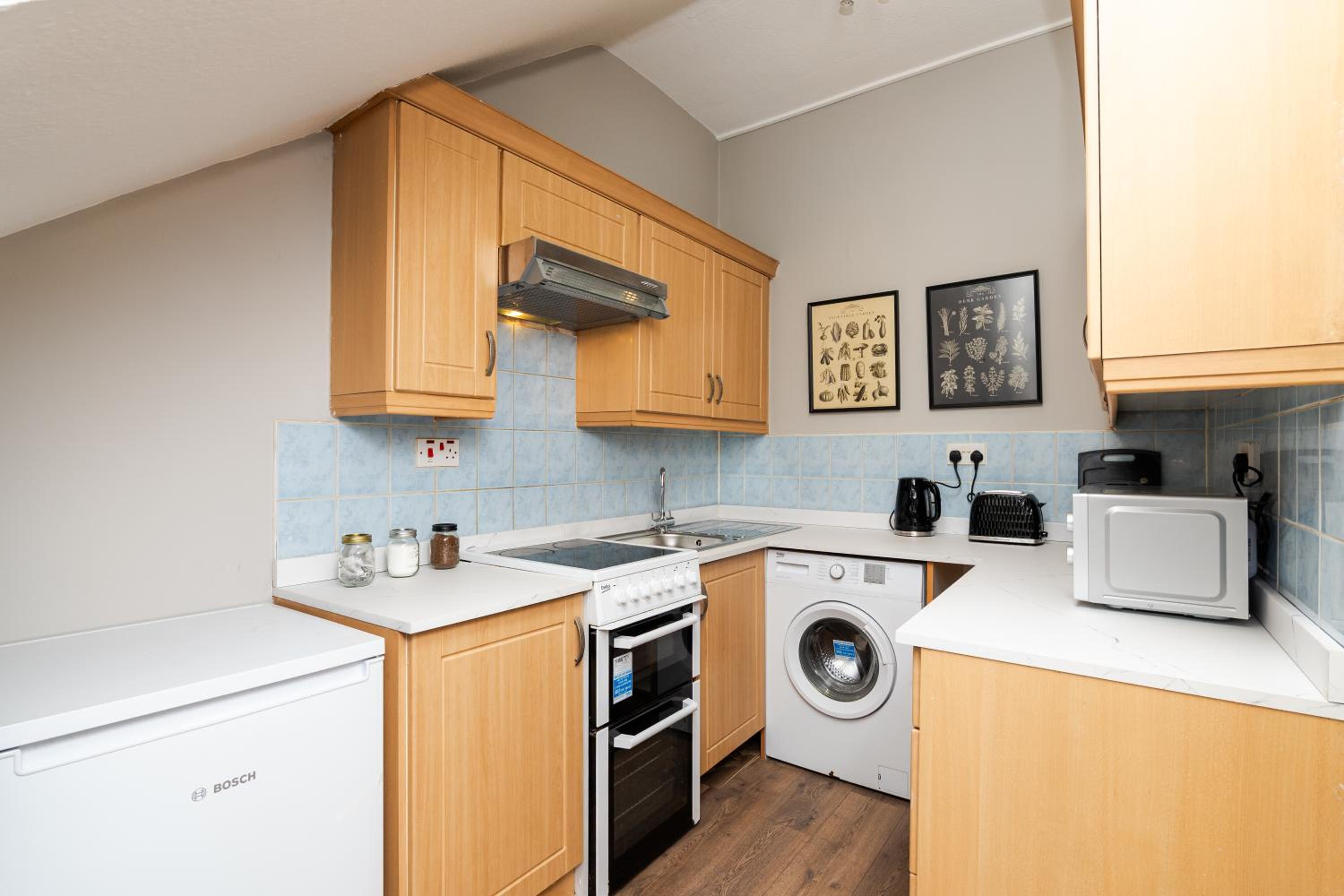 2 Bedroom Flat - Free Parking - by Holiday Homes