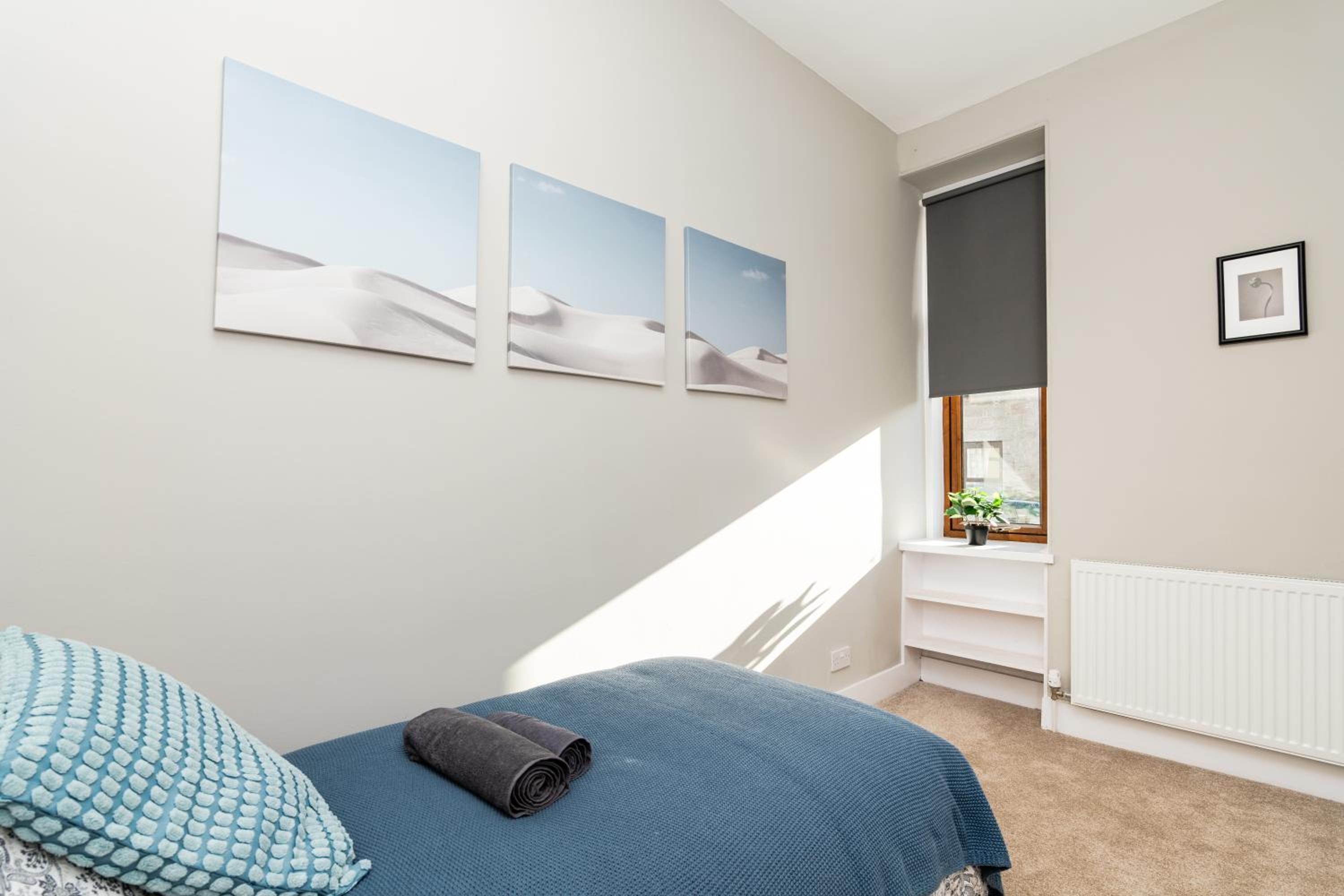 2 Bedroom Flat - Free Parking - by Holiday Homes