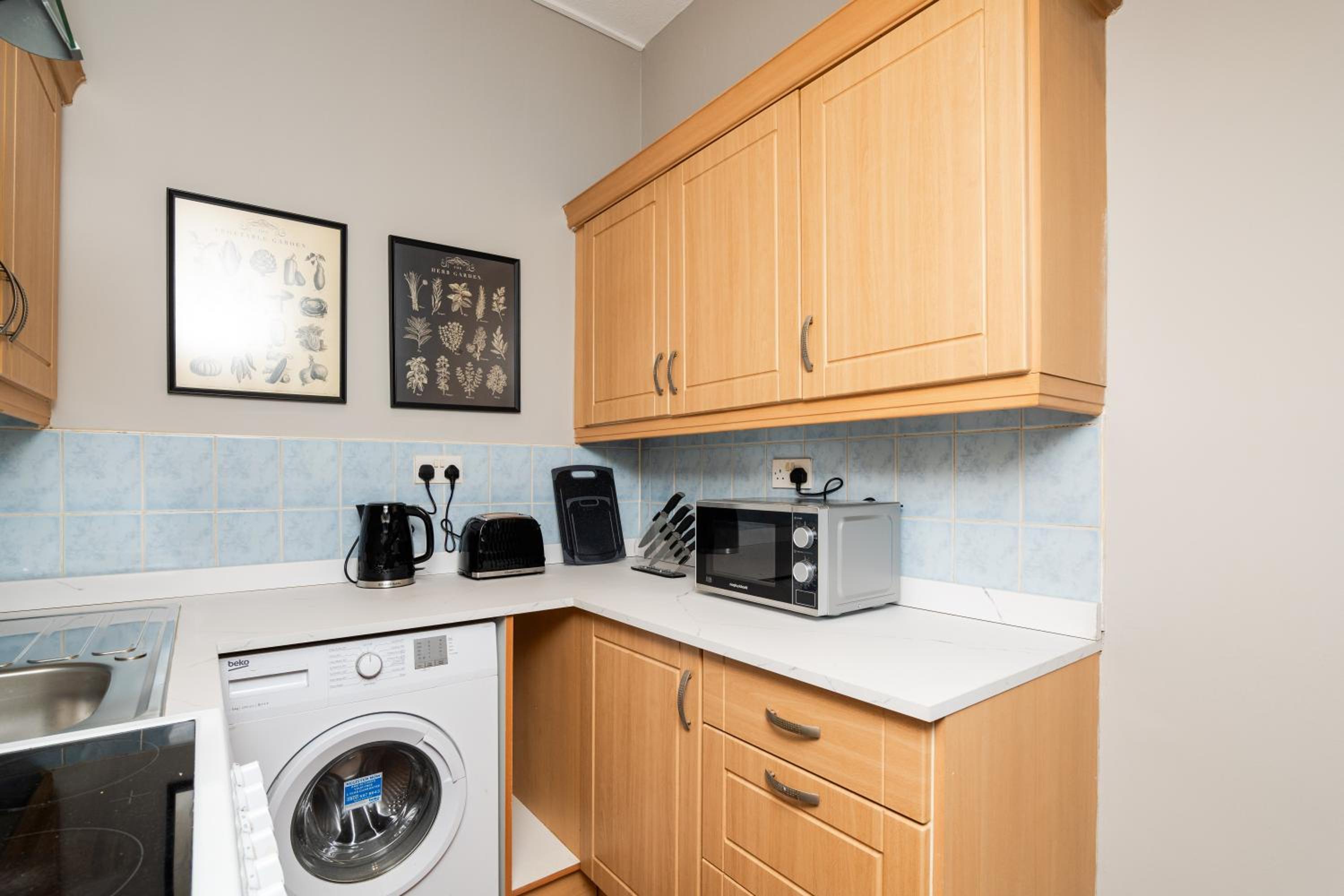 2 Bedroom Flat - Free Parking - by Holiday Homes