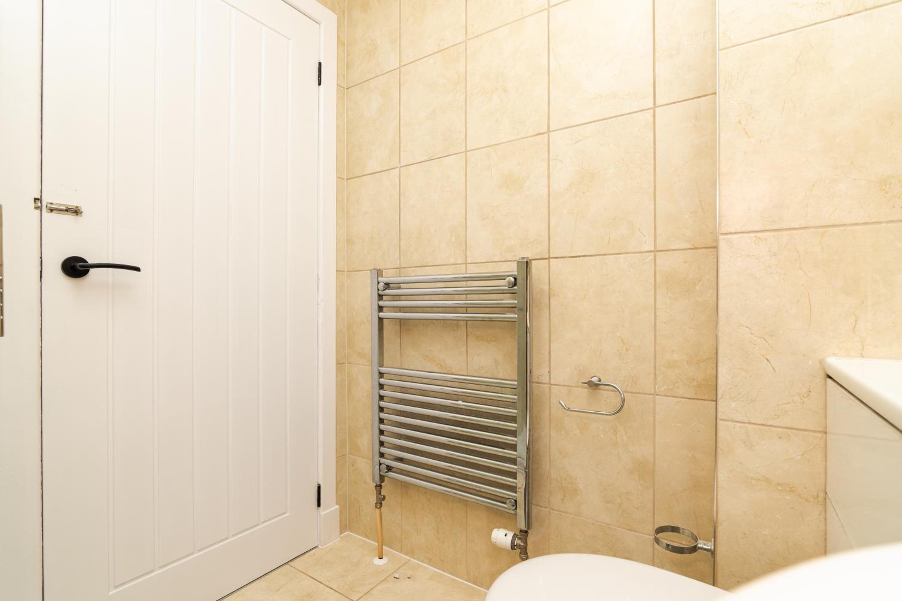 2 Bedroom Flat - Free Parking - by Holiday Homes