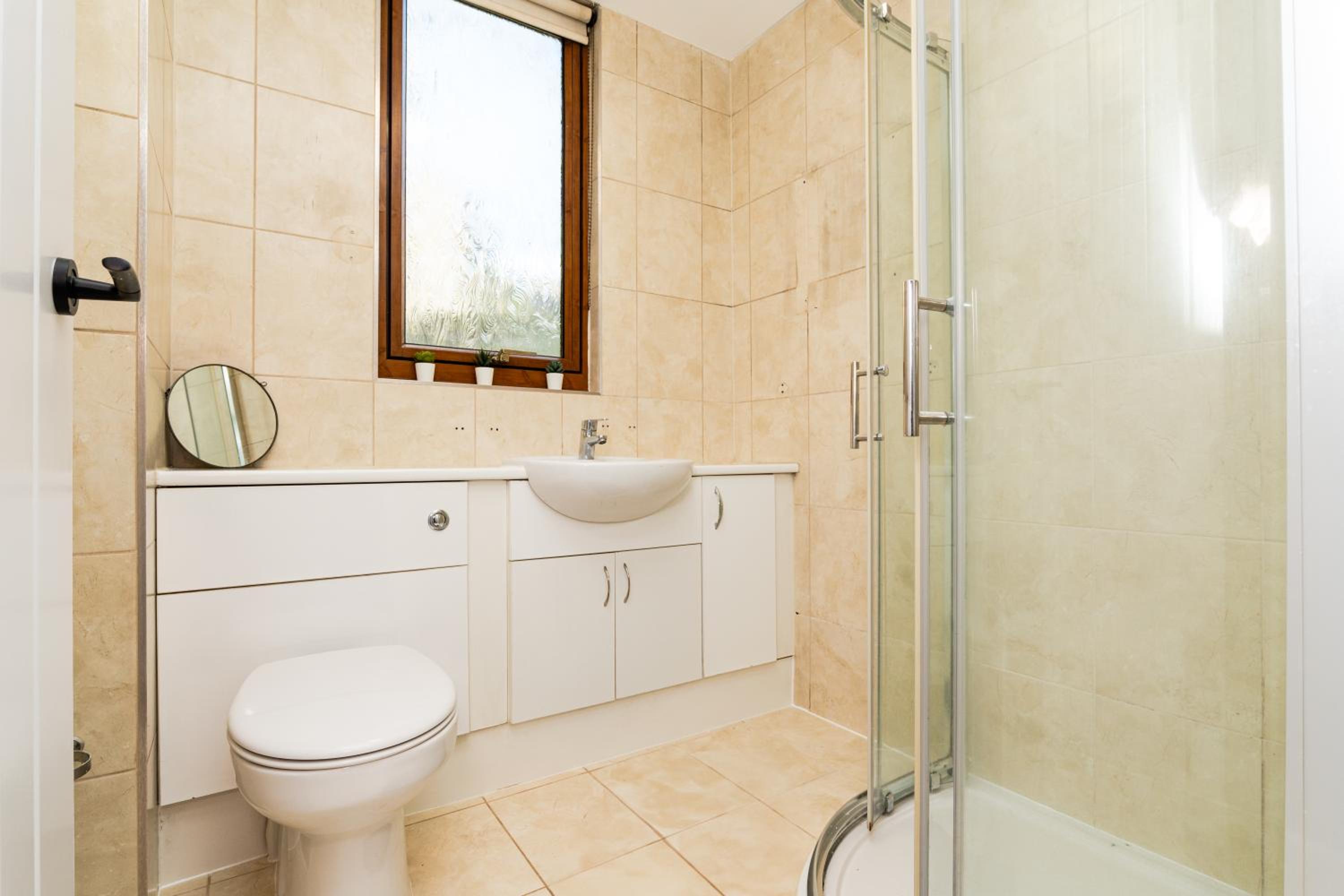 2 Bedroom Flat - Free Parking - by Holiday Homes