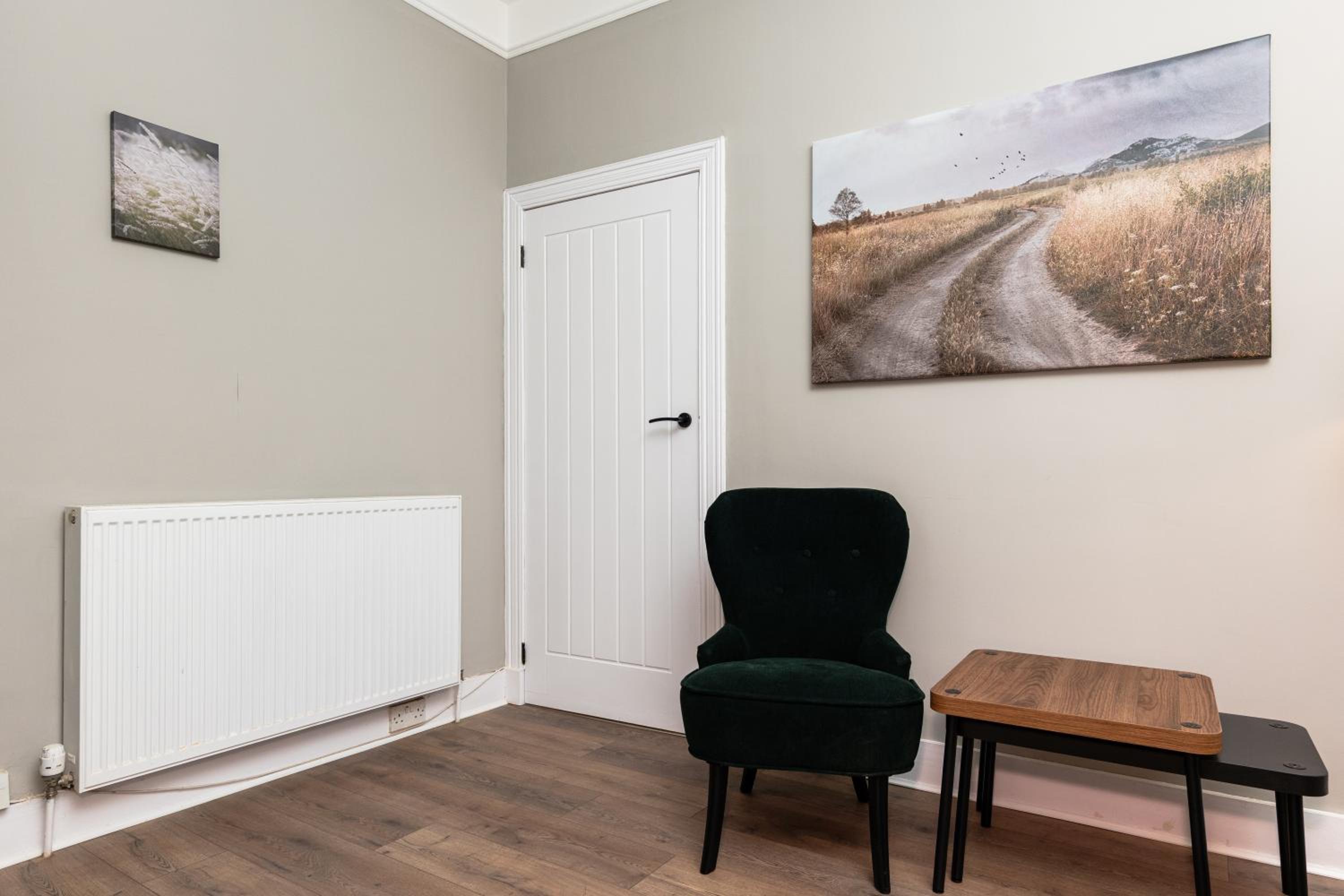 2 Bedroom Flat - Free Parking - by Holiday Homes