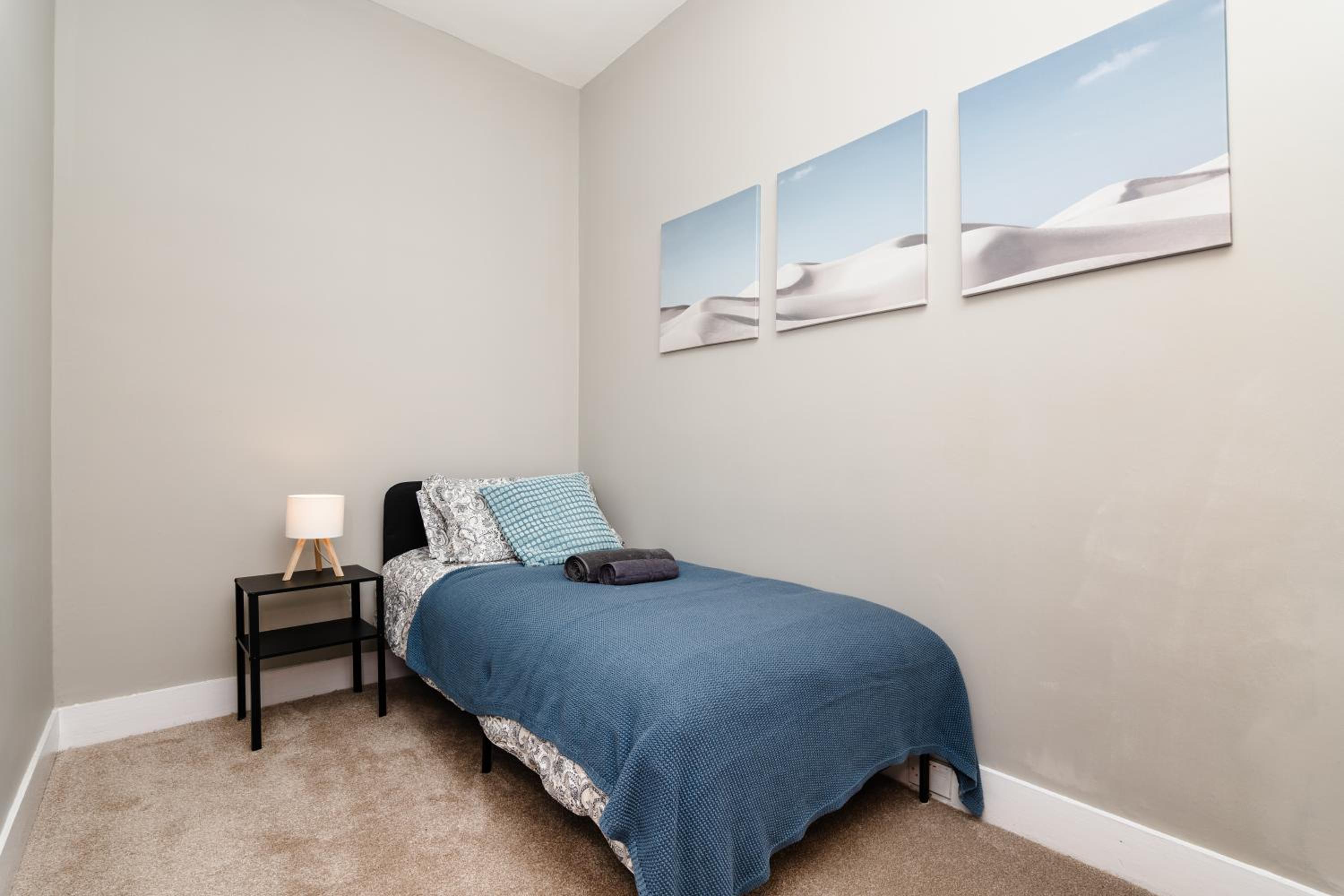 2 Bedroom Flat - Free Parking - by Holiday Homes