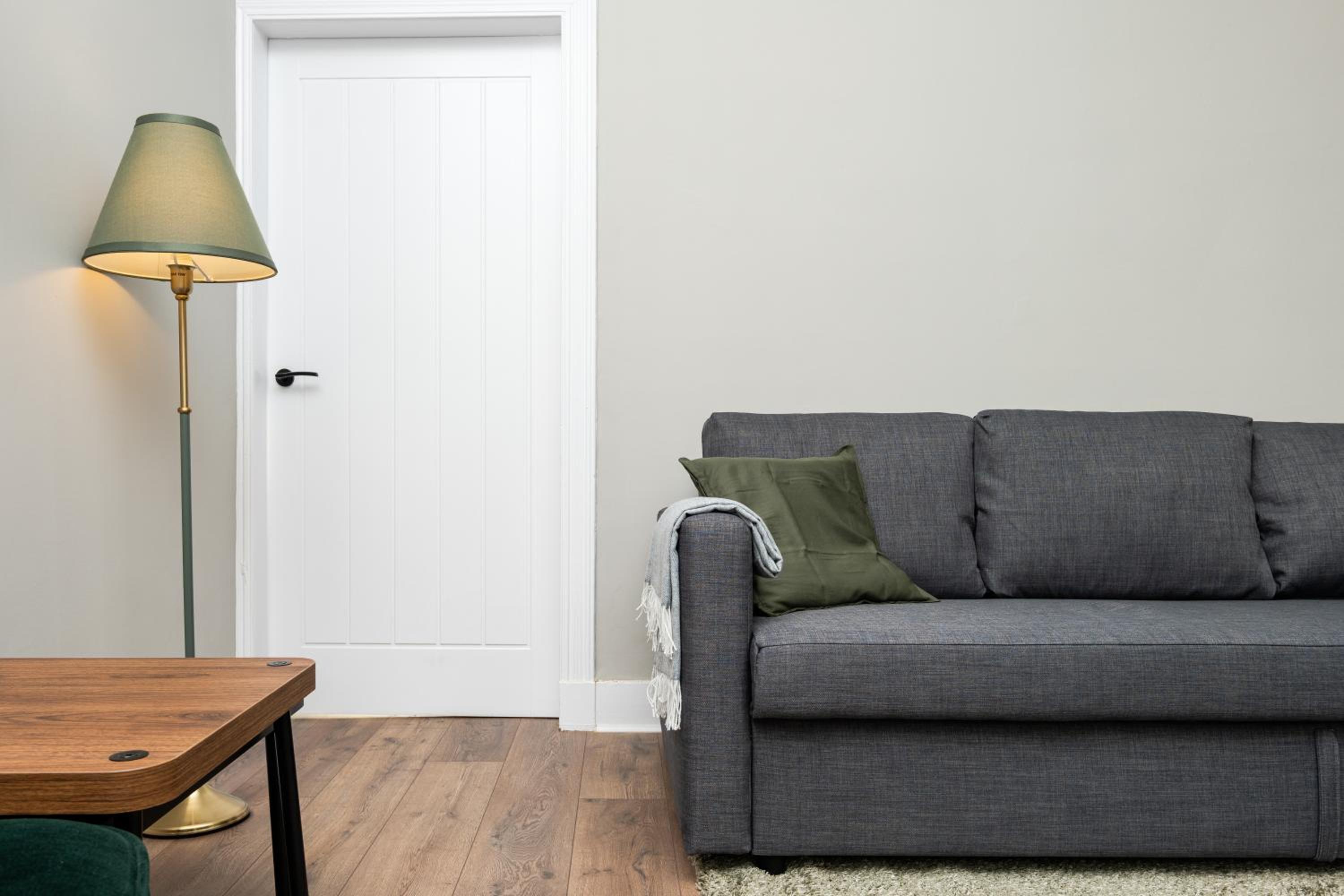 2 Bedroom Flat - Free Parking - by Holiday Homes