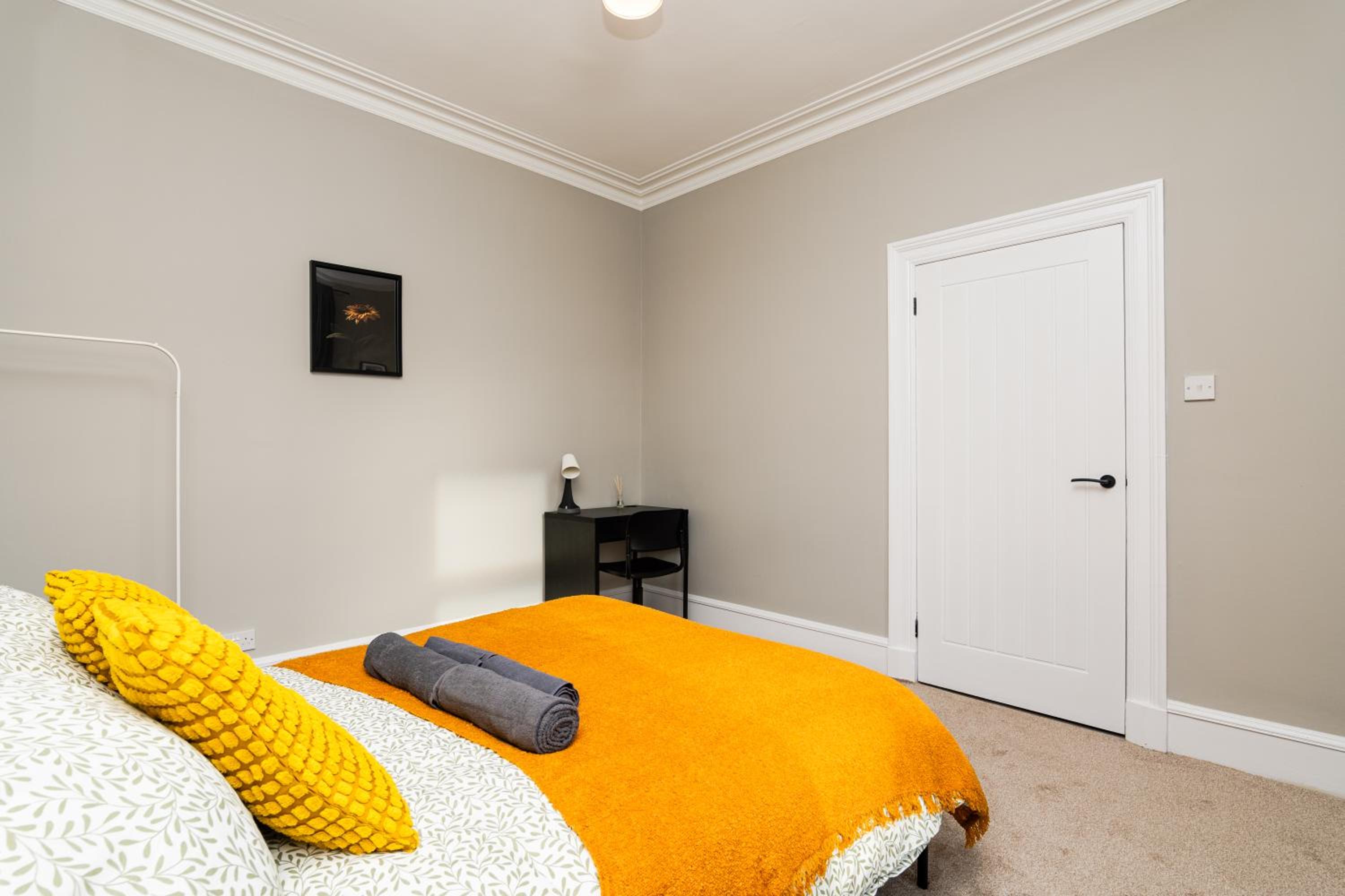 2 Bedroom Flat - Free Parking - by Holiday Homes