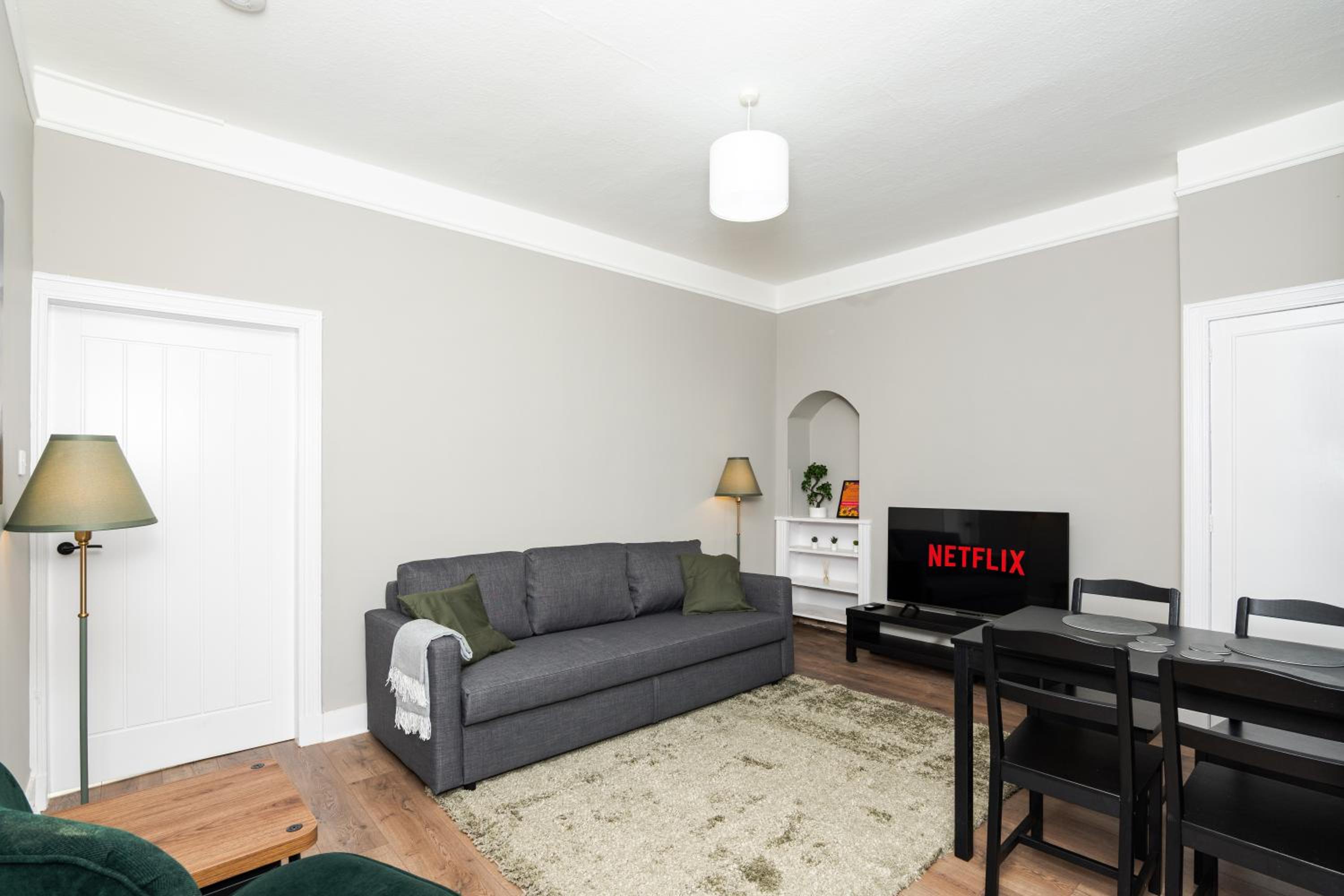 2 Bedroom Flat - Free Parking - by Holiday Homes