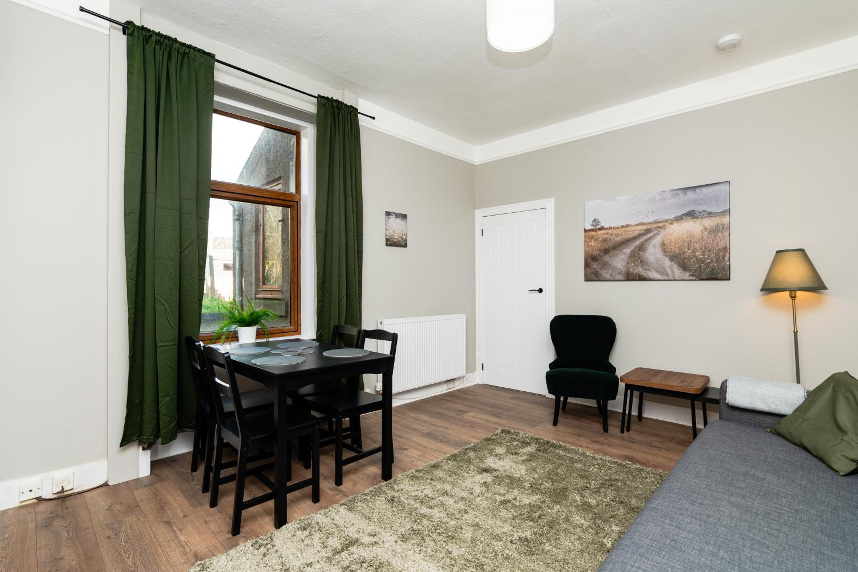 2 Bedroom Flat - Free Parking - by Holiday Homes