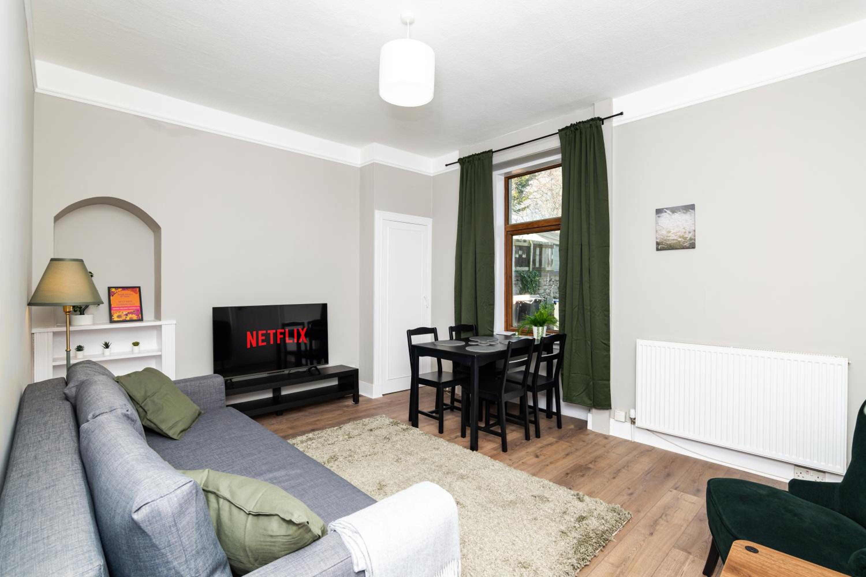2 Bedroom Flat - Free Parking - by Holiday Homes