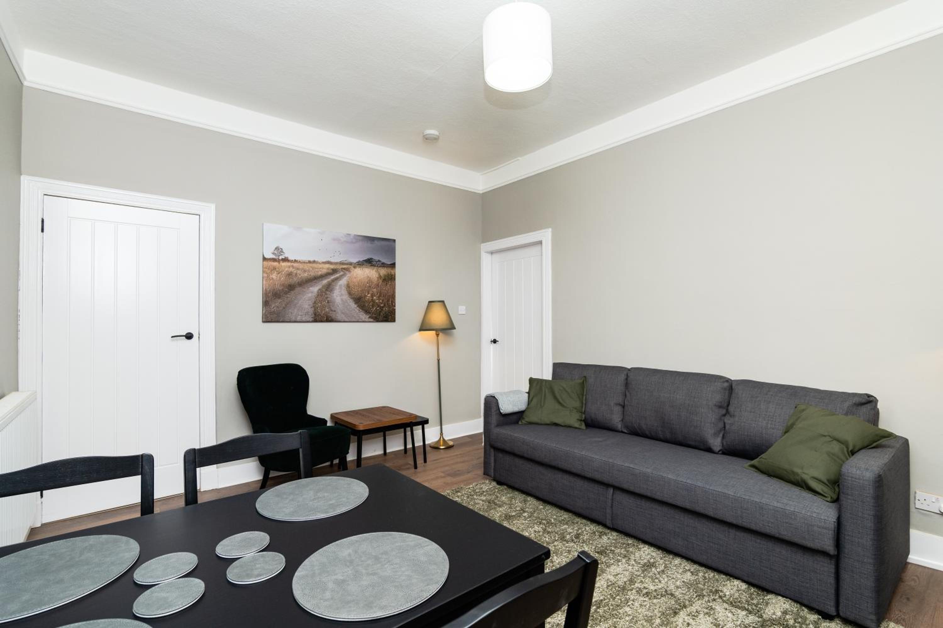 2 Bedroom Flat - Free Parking - by Holiday Homes