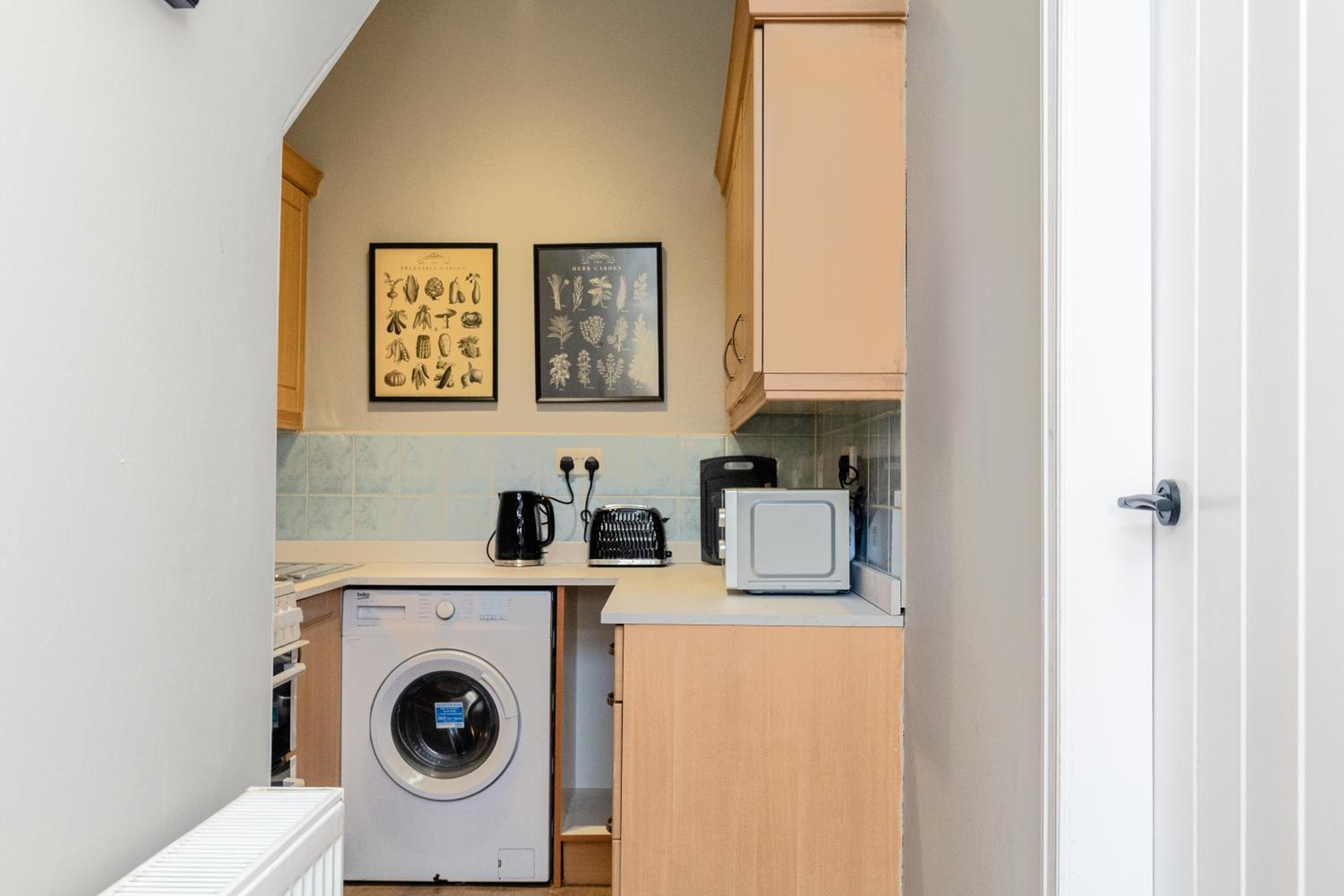 2 Bedroom Flat - Free Parking - by Holiday Homes