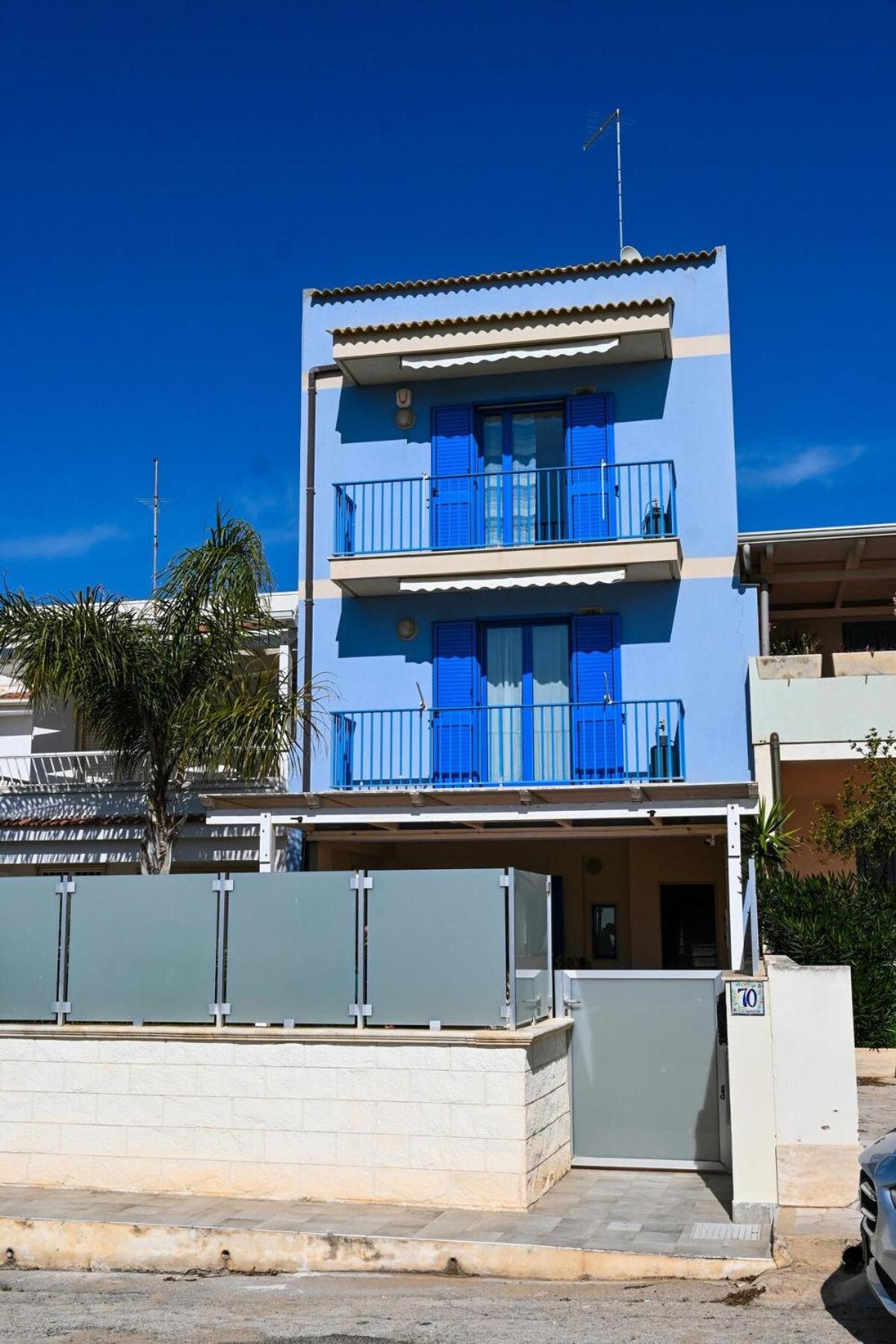casa azul netflix near the sea