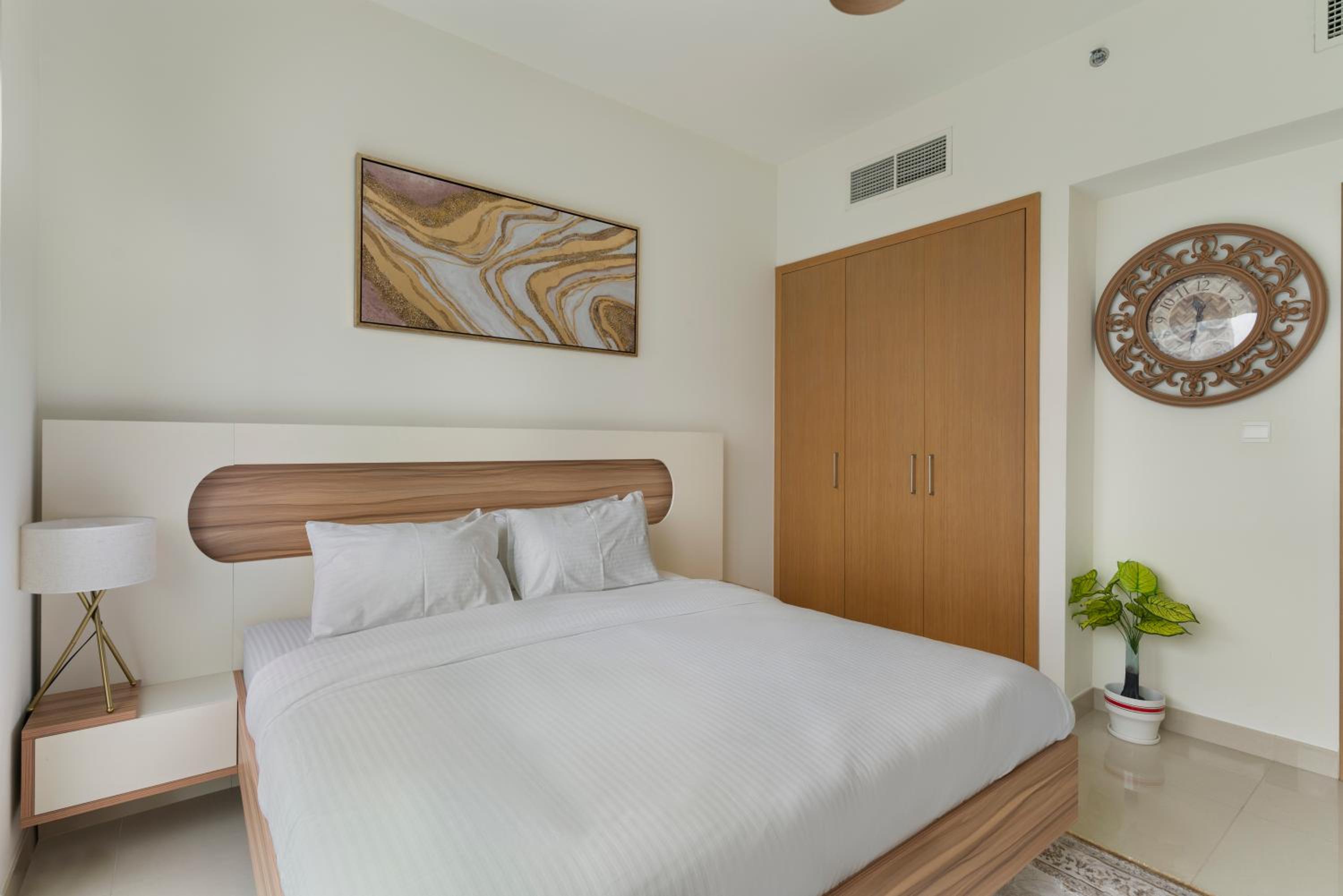 Elegant Creekside 1BR with Panoramic Views