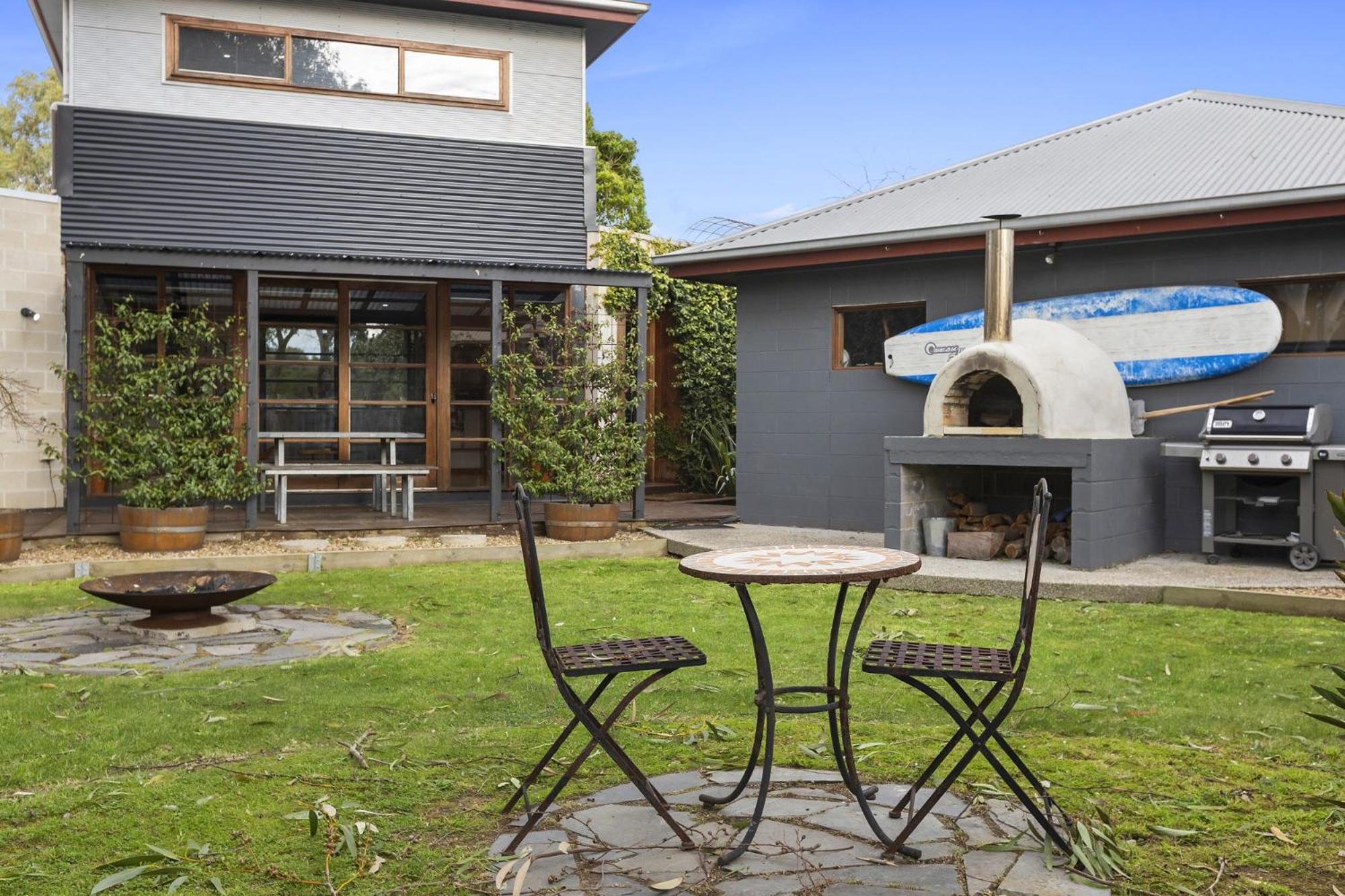 Stylish 3-Bedroom and Outdoor Grill and Pizza Oven