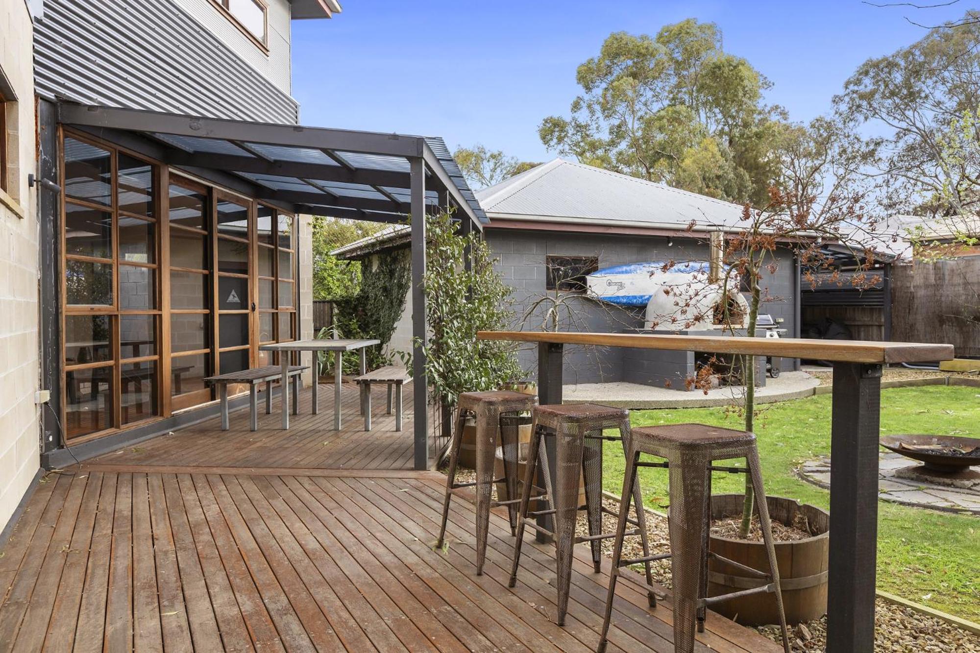Stylish 3-Bedroom and Outdoor Grill and Pizza Oven