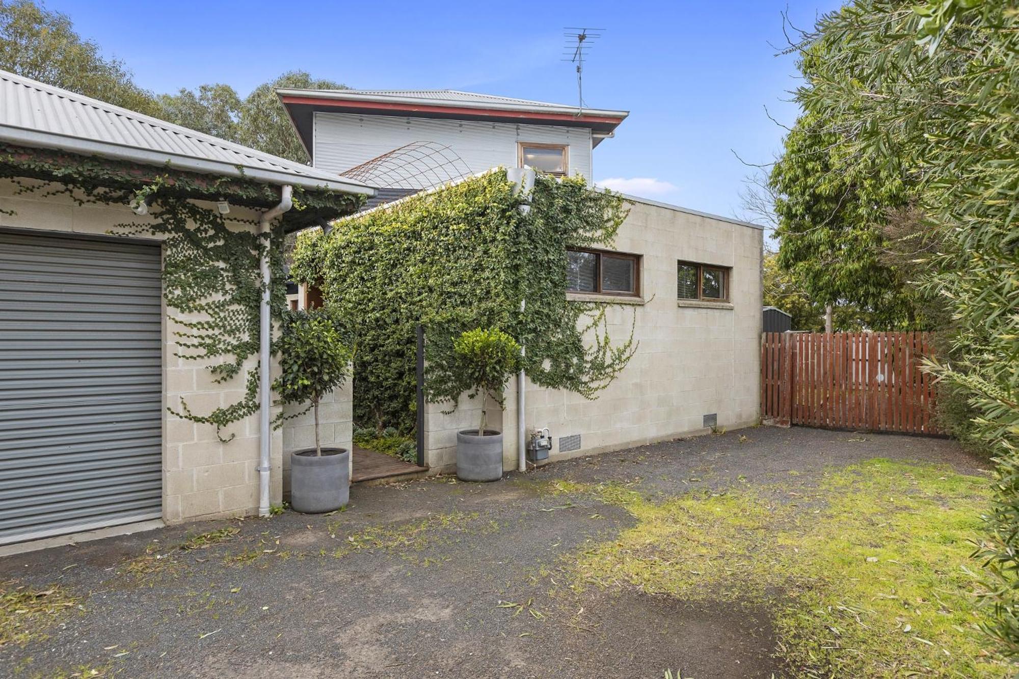 Stylish 3-Bedroom and Outdoor Grill and Pizza Oven