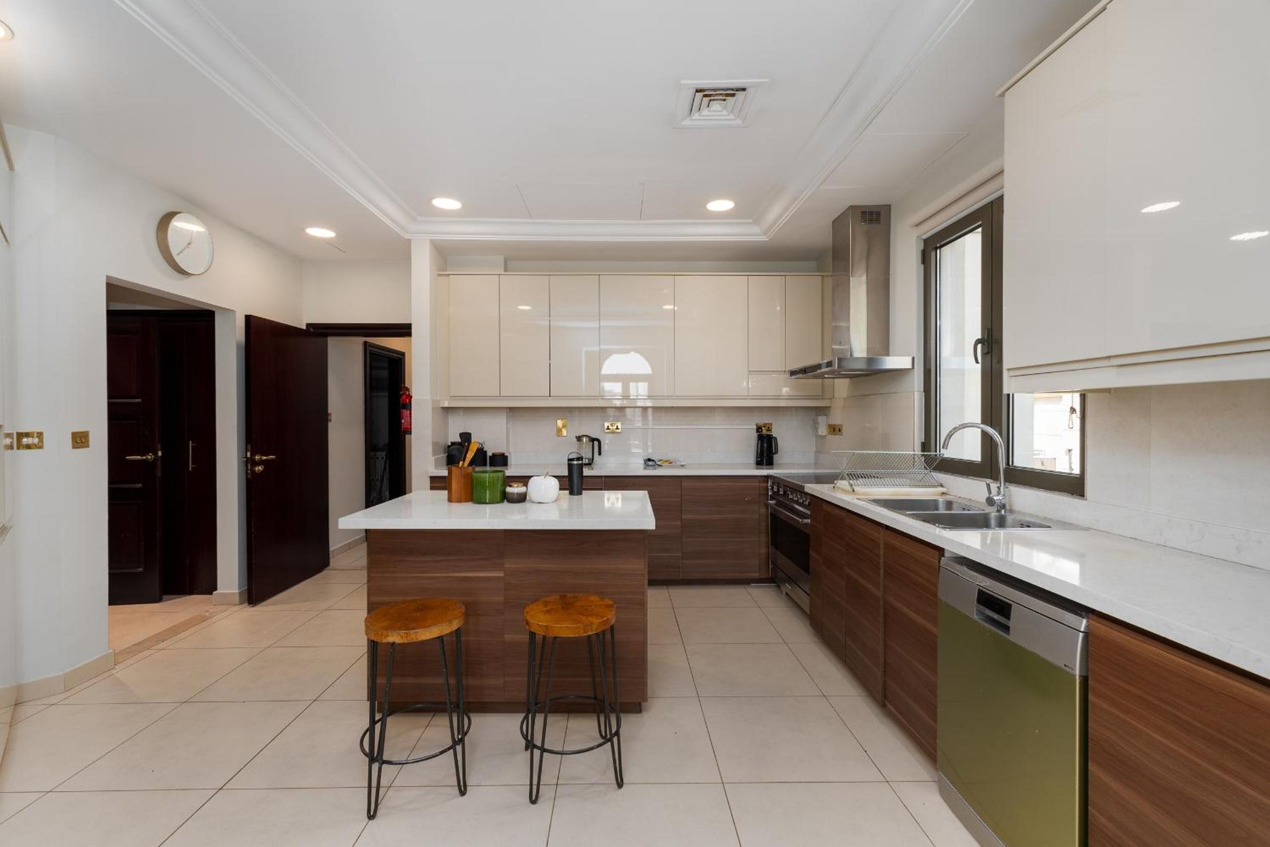 Frond D, Beachfront Villa, Palm Jumeirah - Mint Stay Homes