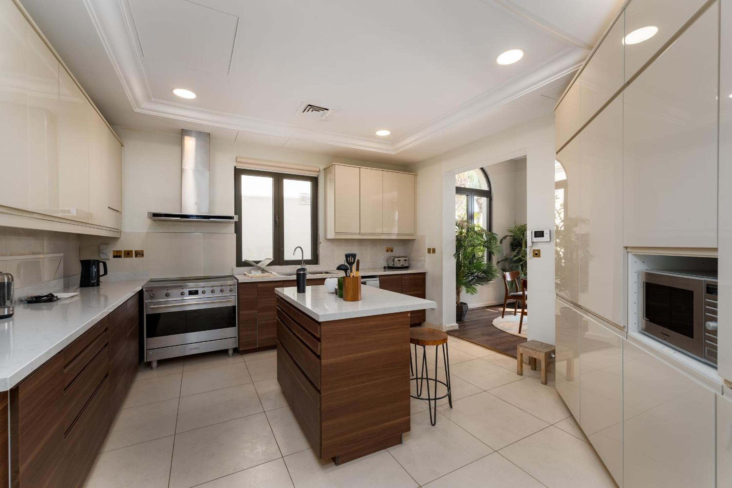 Frond D, Beachfront Villa, Palm Jumeirah - Mint Stay Homes