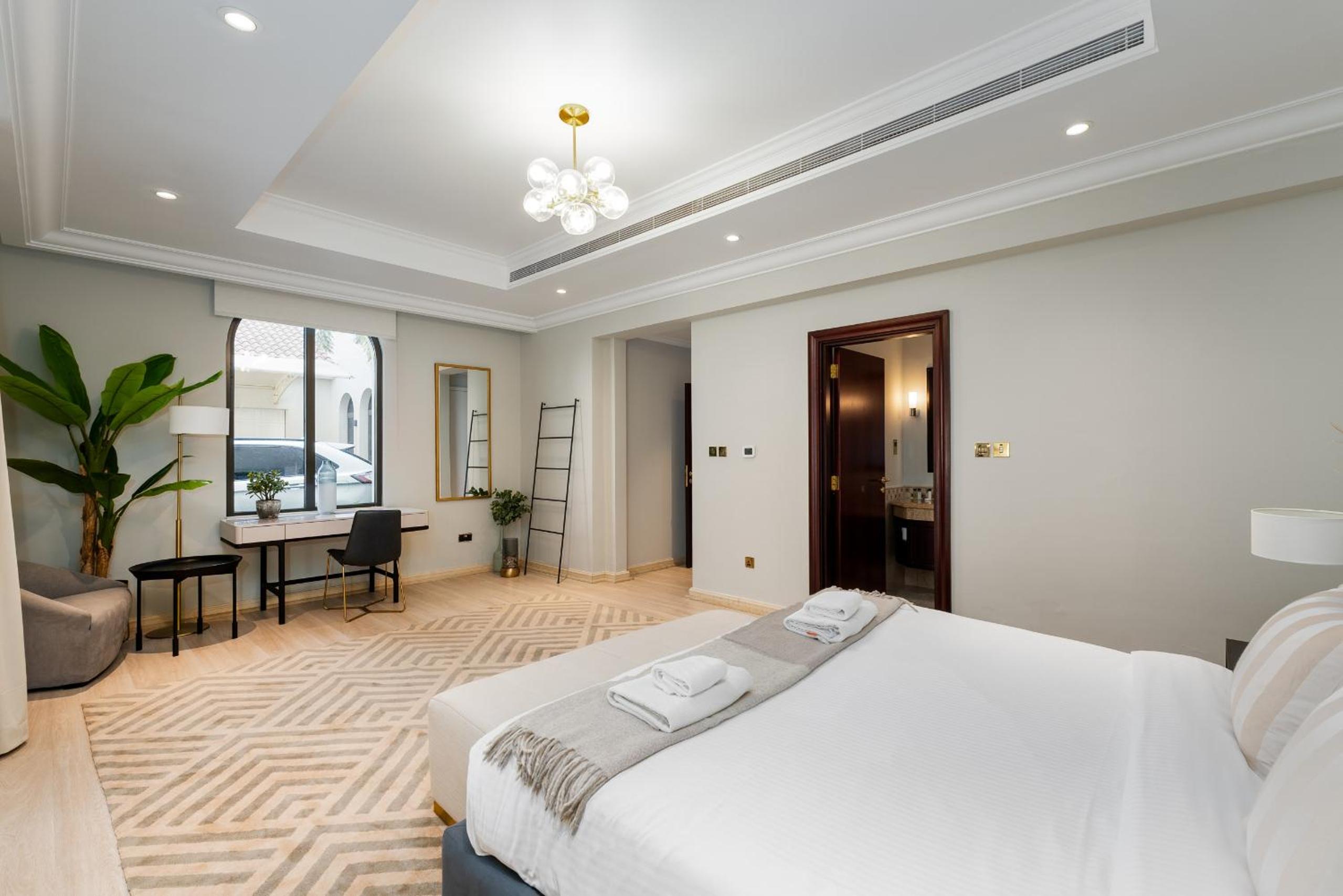 Frond D, Beachfront Villa, Palm Jumeirah - Mint Stay Homes