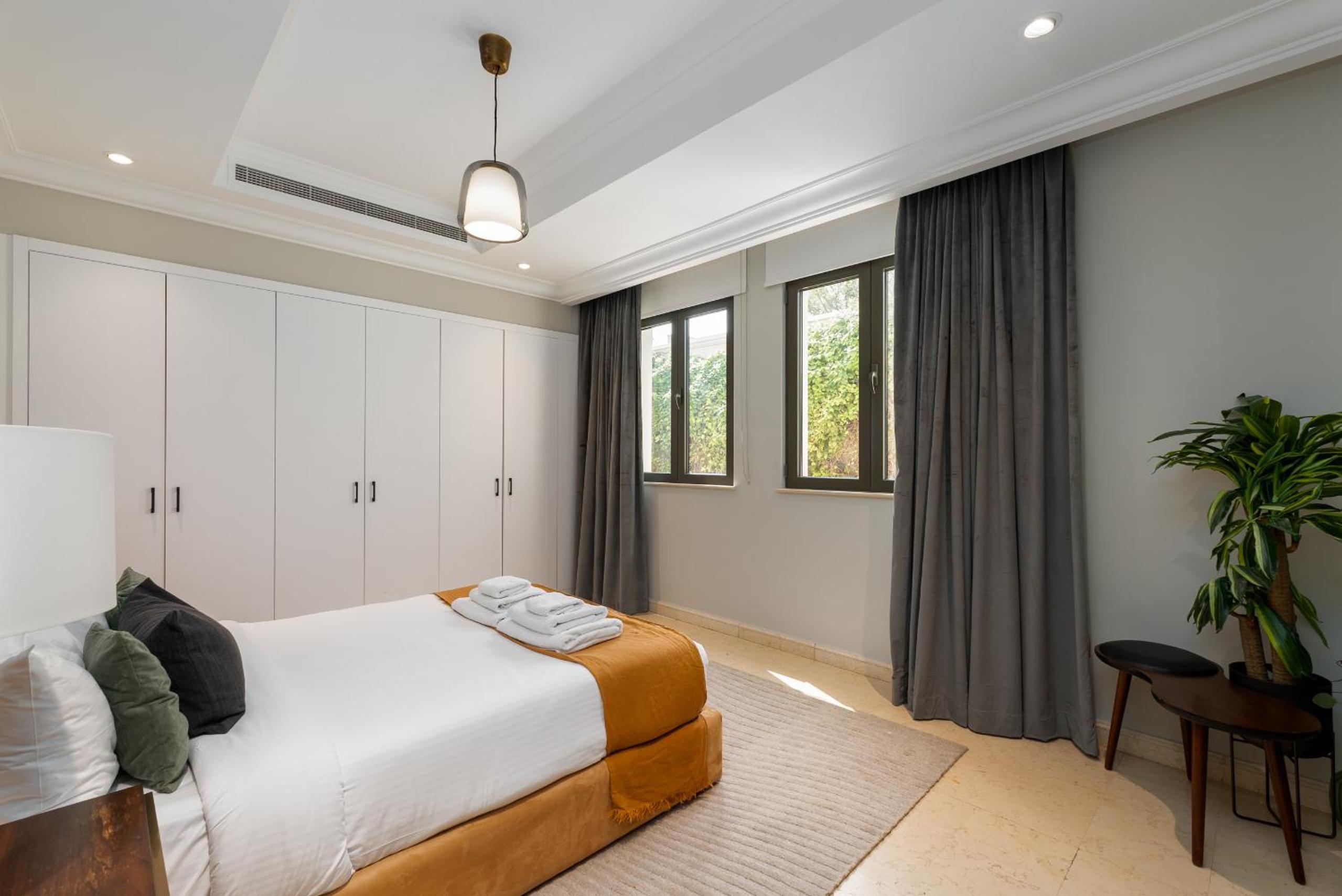 Frond D, Beachfront Villa, Palm Jumeirah - Mint Stay Homes