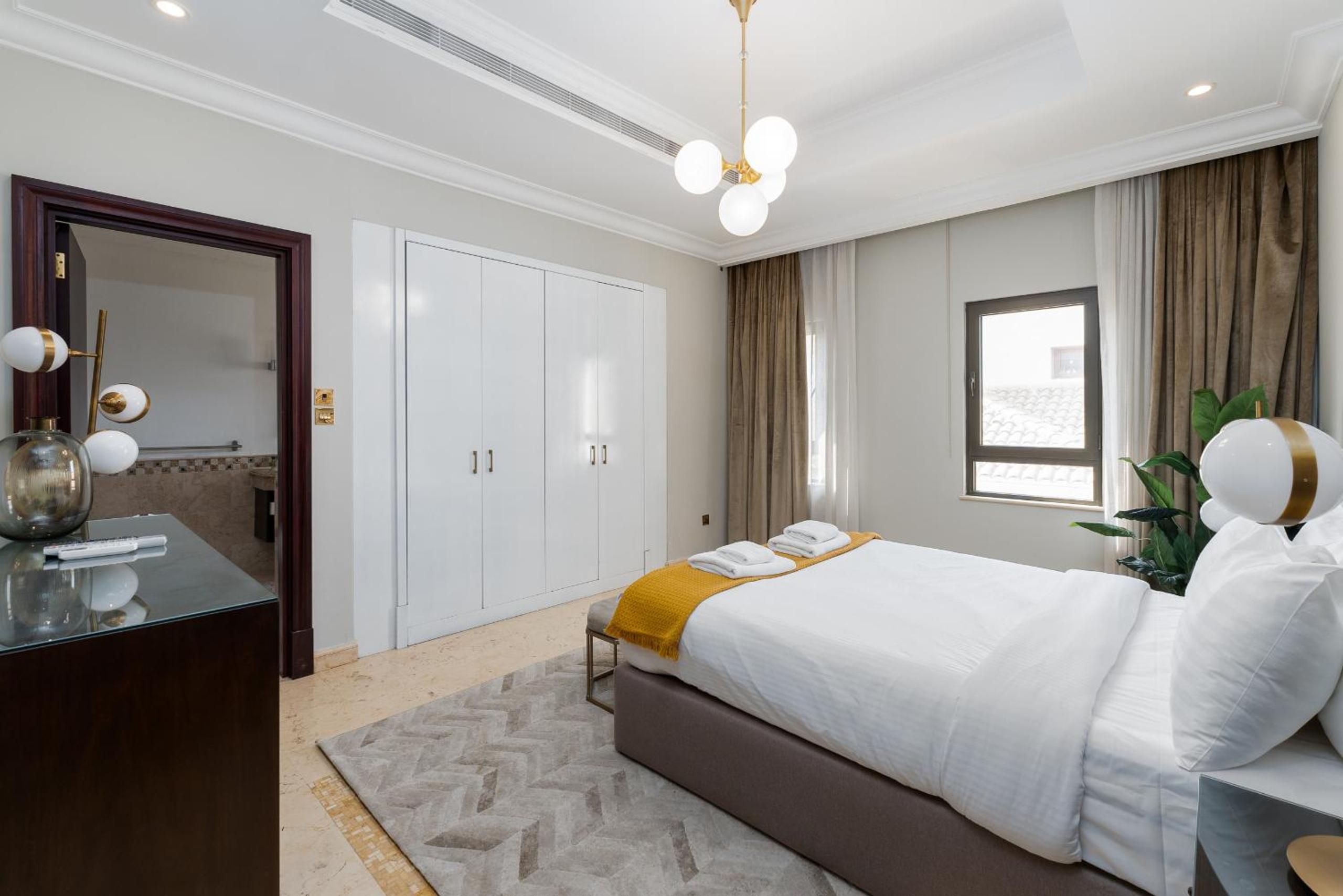 Frond D, Beachfront Villa, Palm Jumeirah - Mint Stay Homes