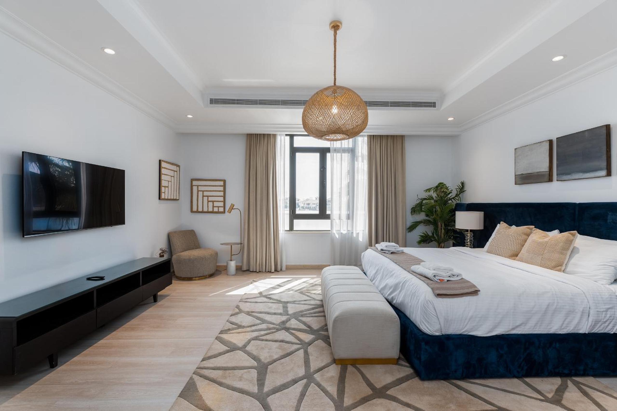 Frond D, Beachfront Villa, Palm Jumeirah - Mint Stay Homes