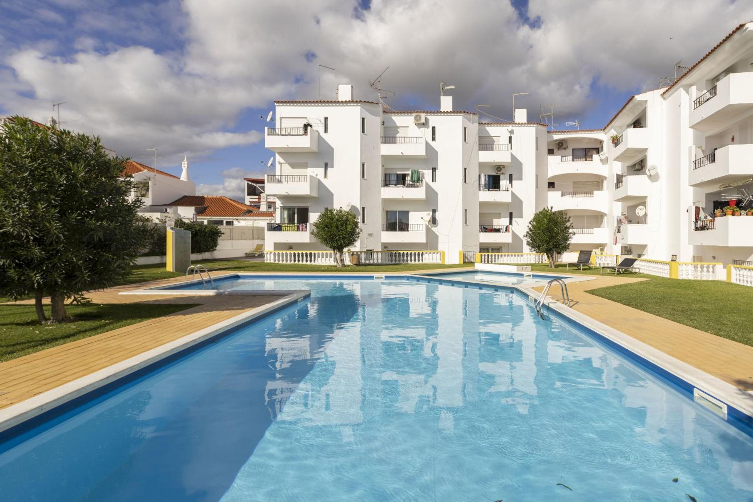 Areias de São João 2BR Apartment - Shared Pool & Terrace, by Hopstays