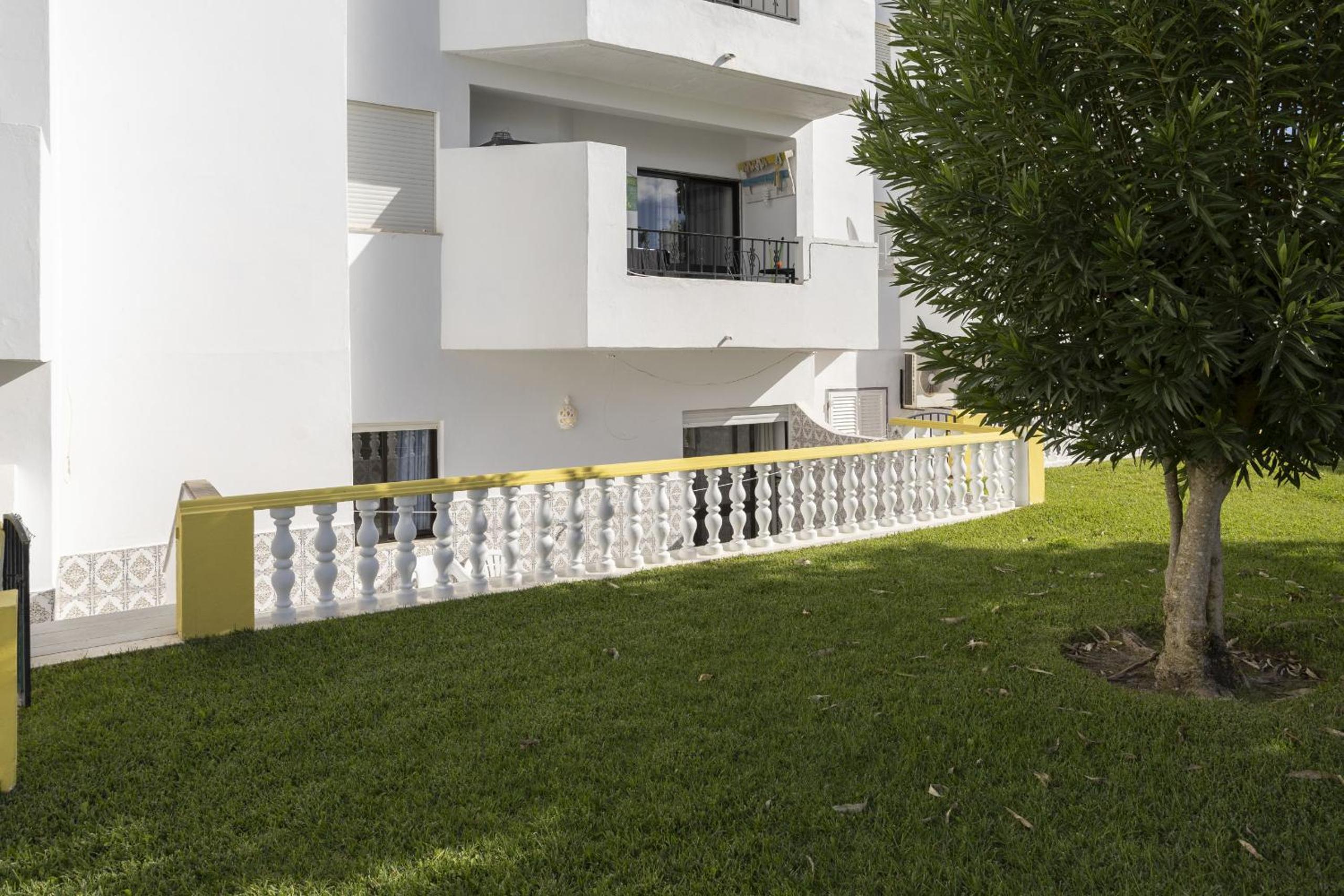 Areias de São João 2BR Apartment - Shared Pool & Terrace, by Hopstays