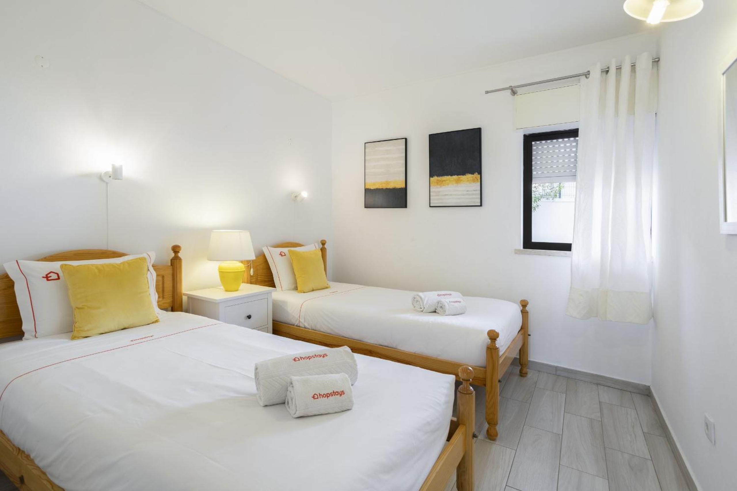 Areias de São João 2BR Apartment - Shared Pool & Terrace, by Hopstays