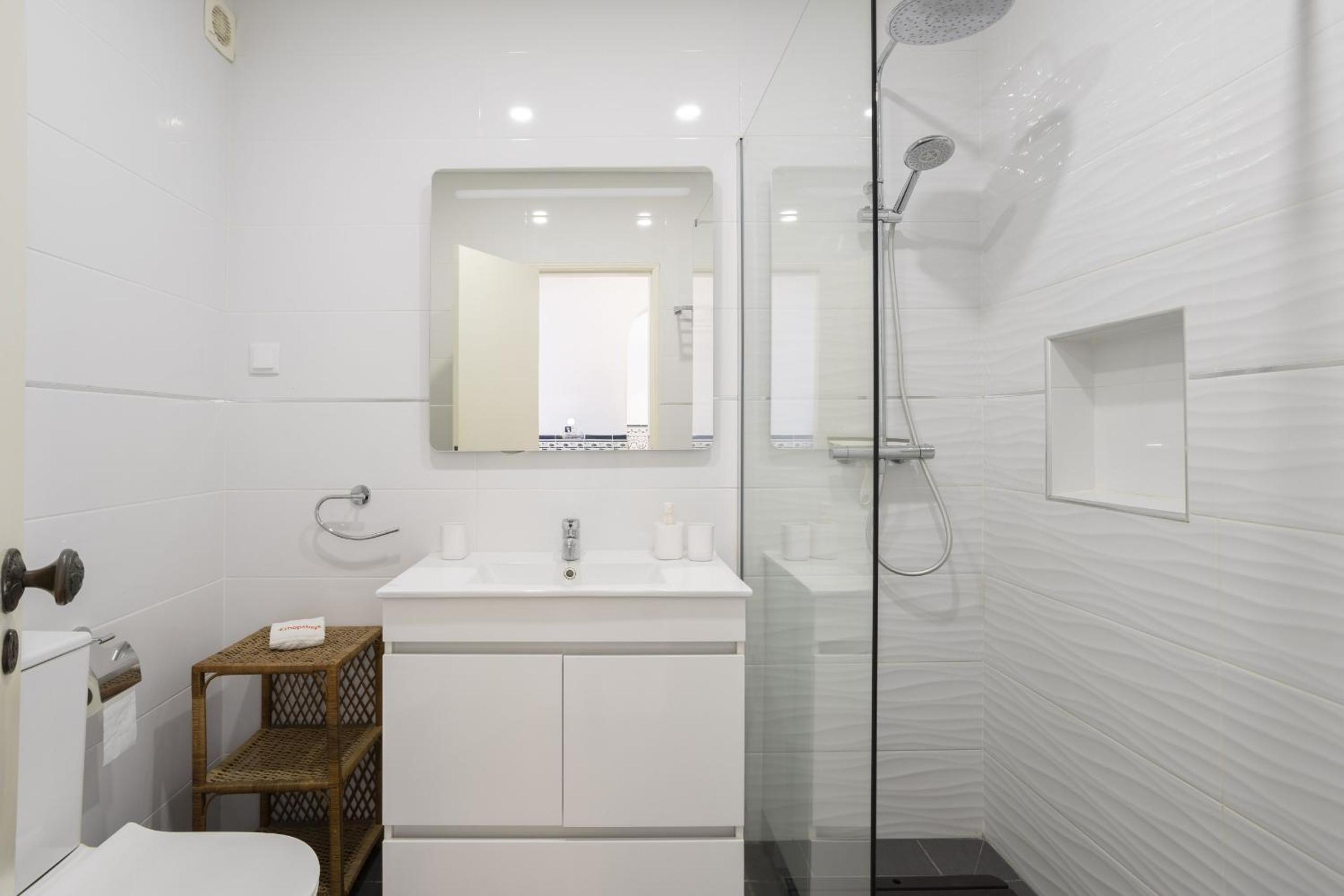 Areias de São João 2BR Apartment - Shared Pool & Terrace, by Hopstays