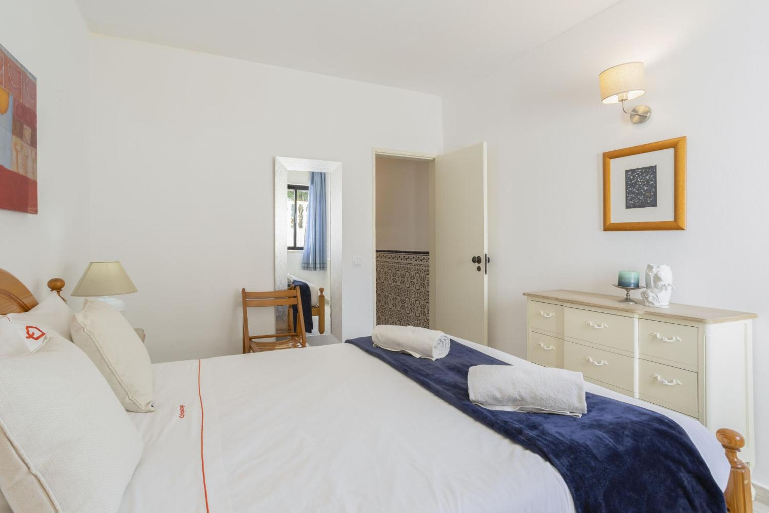 Areias de São João 2BR Apartment - Shared Pool & Terrace, by Hopstays