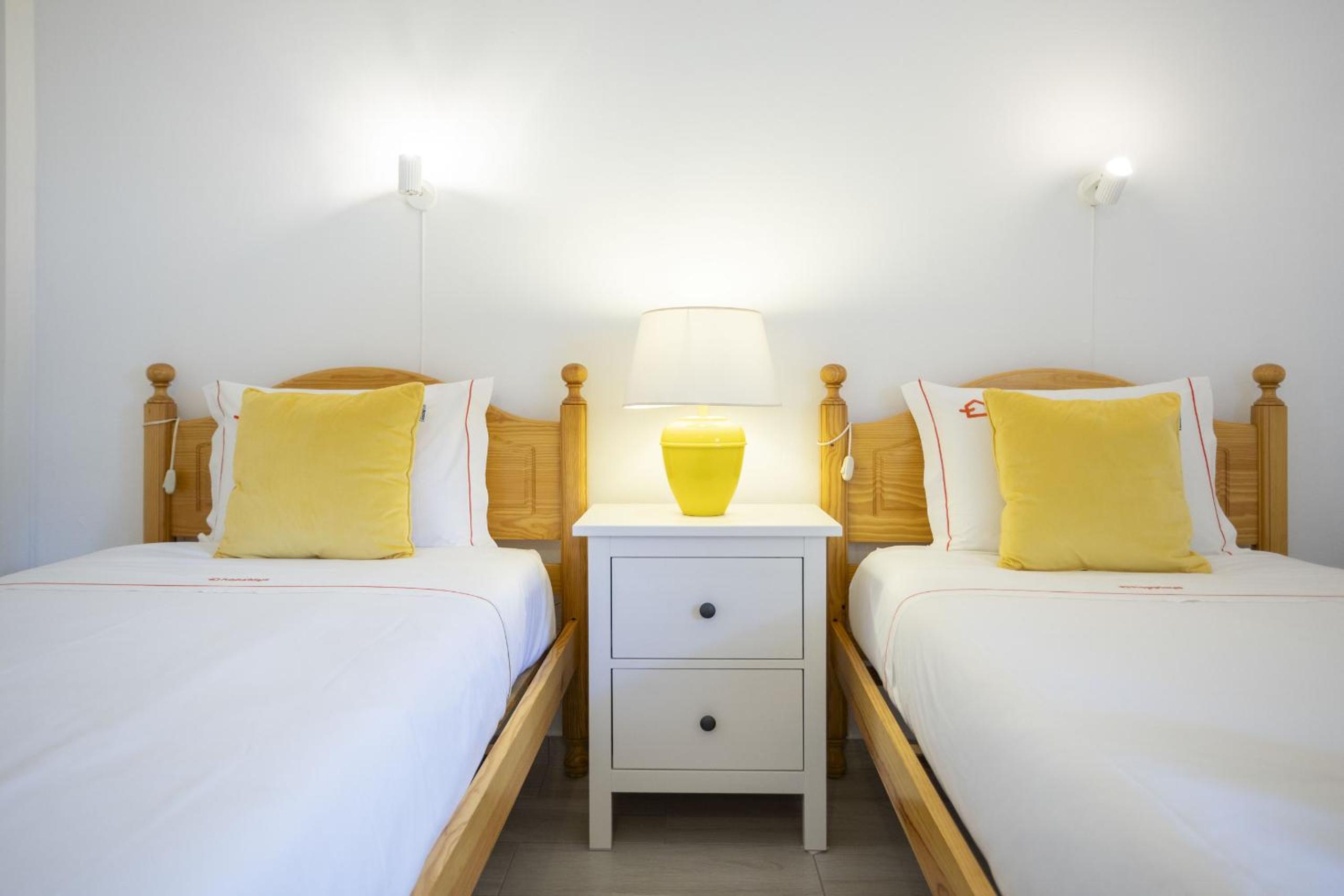 Areias de São João 2BR Apartment - Shared Pool & Terrace, by Hopstays
