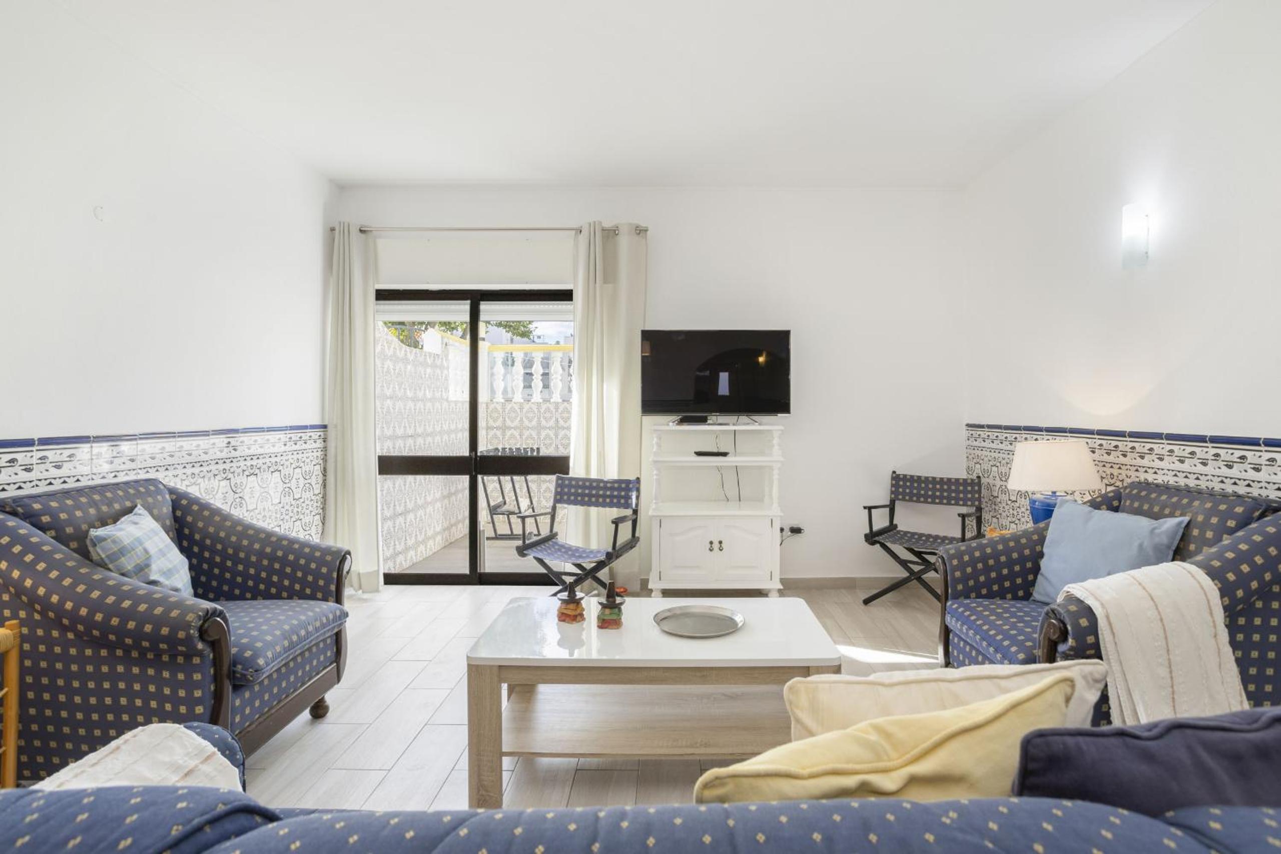 Areias de São João 2BR Apartment - Shared Pool & Terrace, by Hopstays